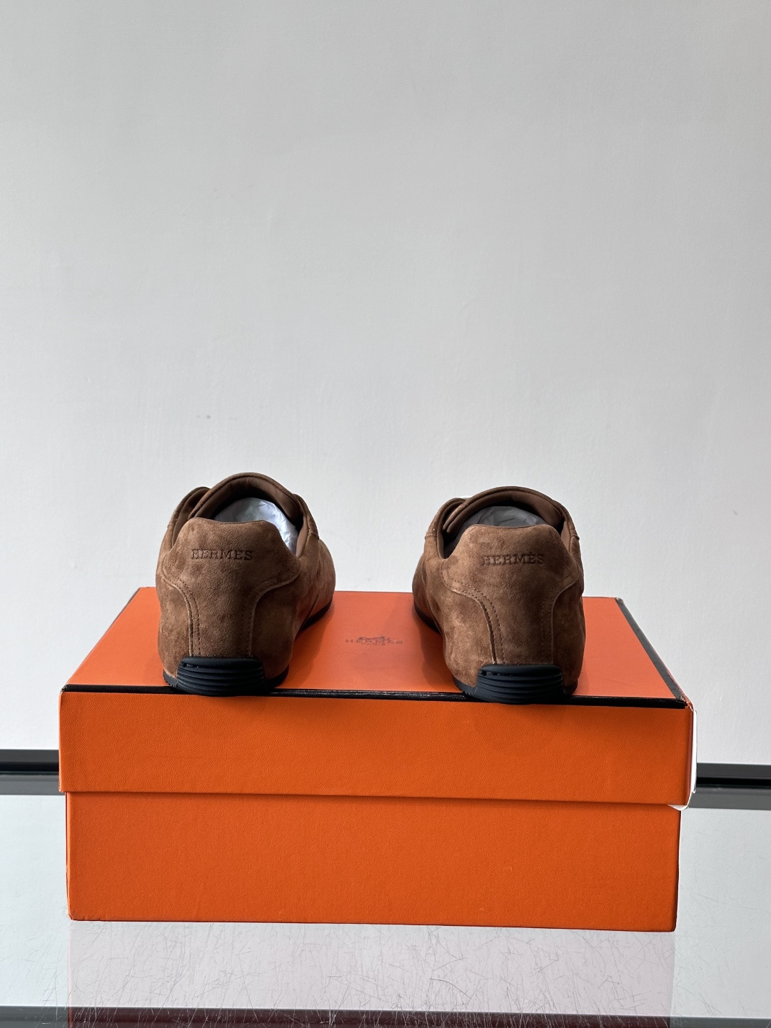 H🧡爱马仕麂皮德训鞋，复古设计+柔软麂皮，质感细腻又透气，日常穿搭超百搭！白色系带简约清新，黑色橡胶鞋底