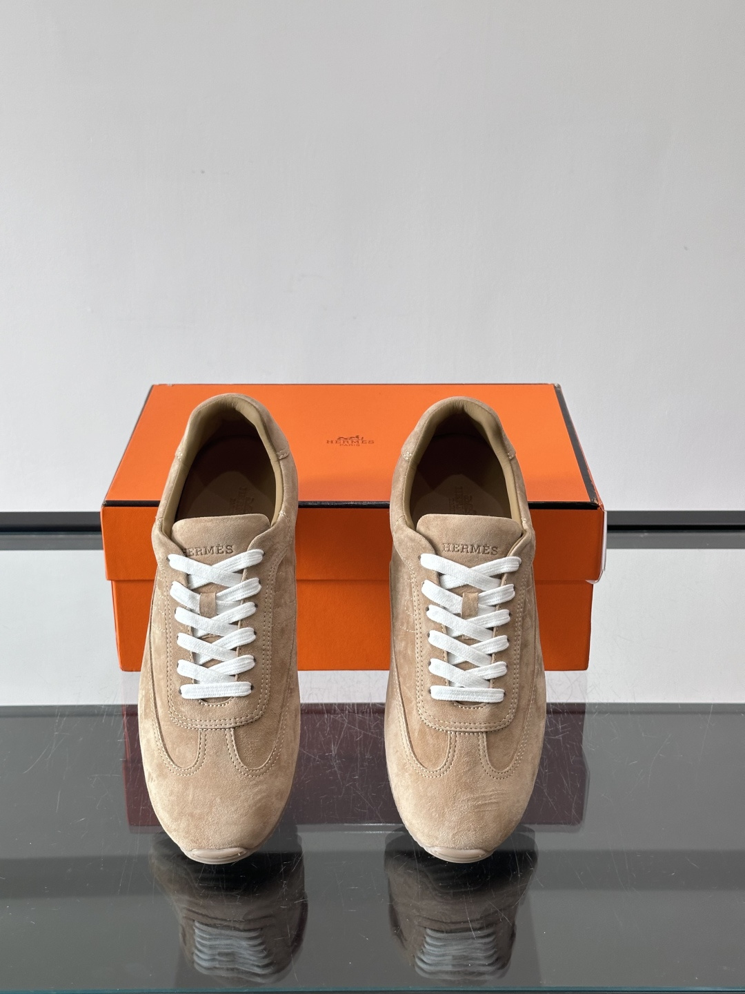H🧡爱马仕麂皮德训鞋，复古设计+柔软麂皮，质感细腻又透气，日常穿搭超百搭！白色系带简约清新，黑色橡胶鞋底