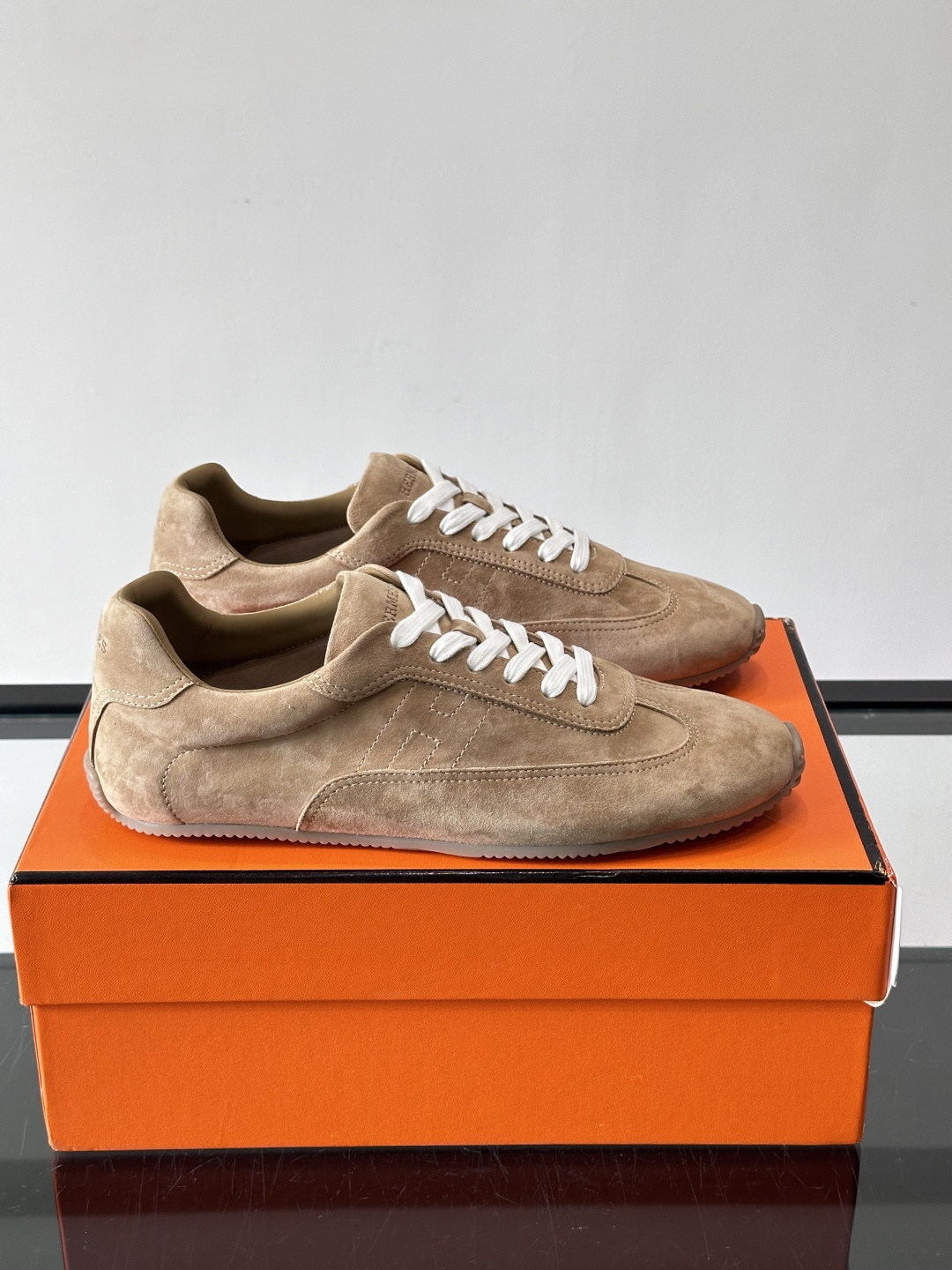 H🧡爱马仕麂皮德训鞋，复古设计+柔软麂皮，质感细腻又透气，日常穿搭超百搭！白色系带简约清新，黑色橡胶鞋底