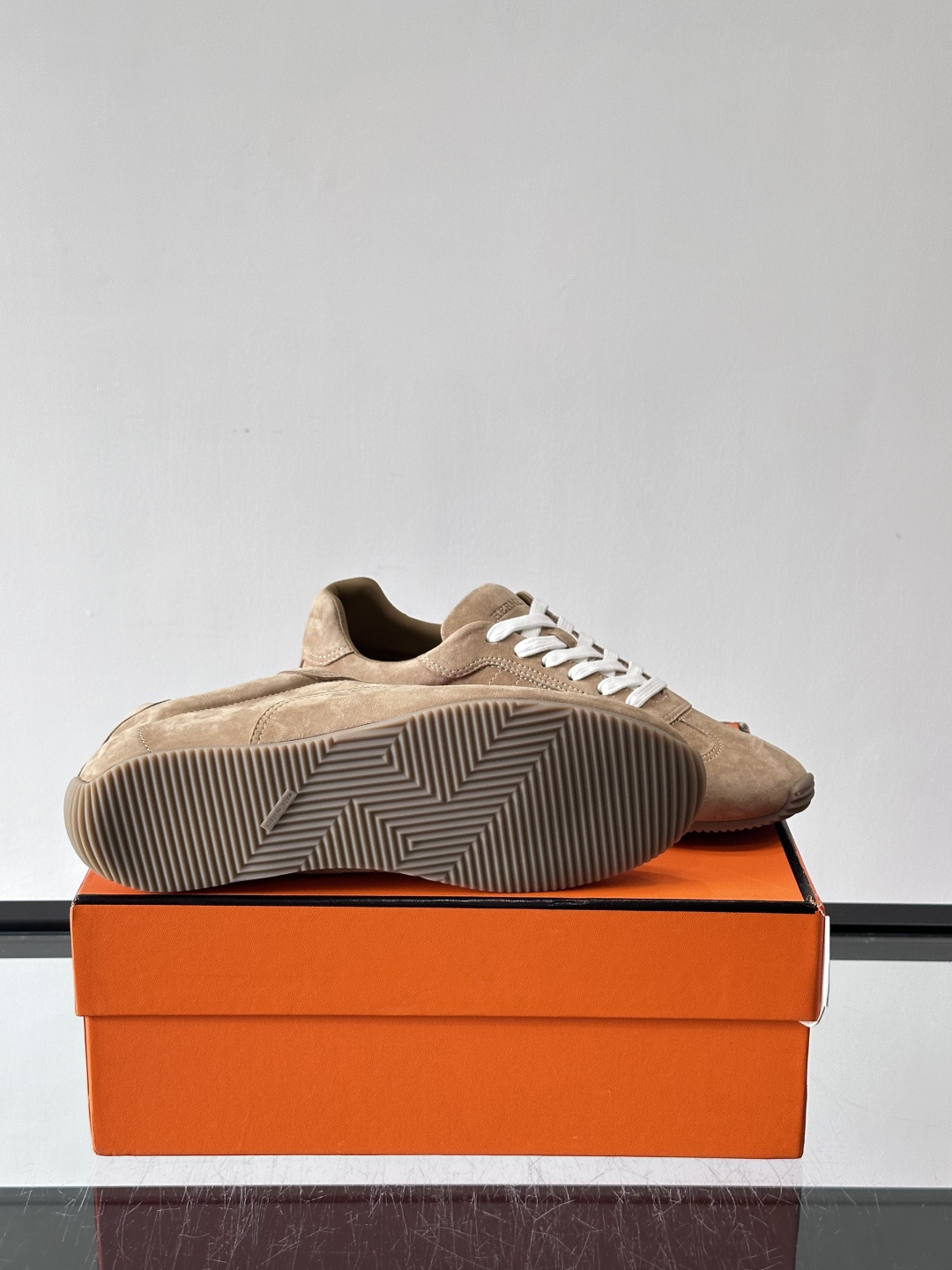 H🧡爱马仕麂皮德训鞋，复古设计+柔软麂皮，质感细腻又透气，日常穿搭超百搭！白色系带简约清新，黑色橡胶鞋底