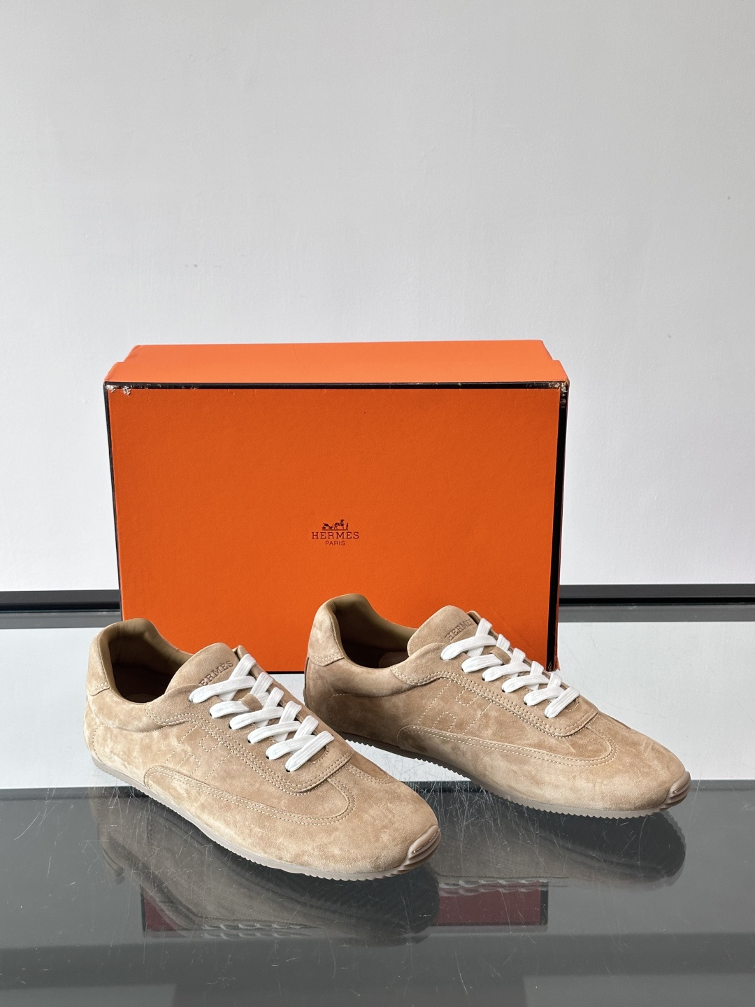 H🧡爱马仕麂皮德训鞋，复古设计+柔软麂皮，质感细腻又透气，日常穿搭超百搭！白色系带简约清新，黑色橡胶鞋底