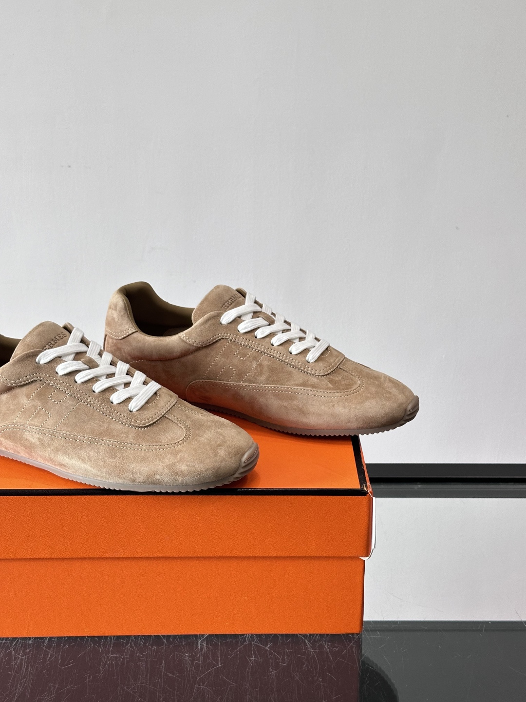 H🧡爱马仕麂皮德训鞋，复古设计+柔软麂皮，质感细腻又透气，日常穿搭超百搭！白色系带简约清新，黑色橡胶鞋底