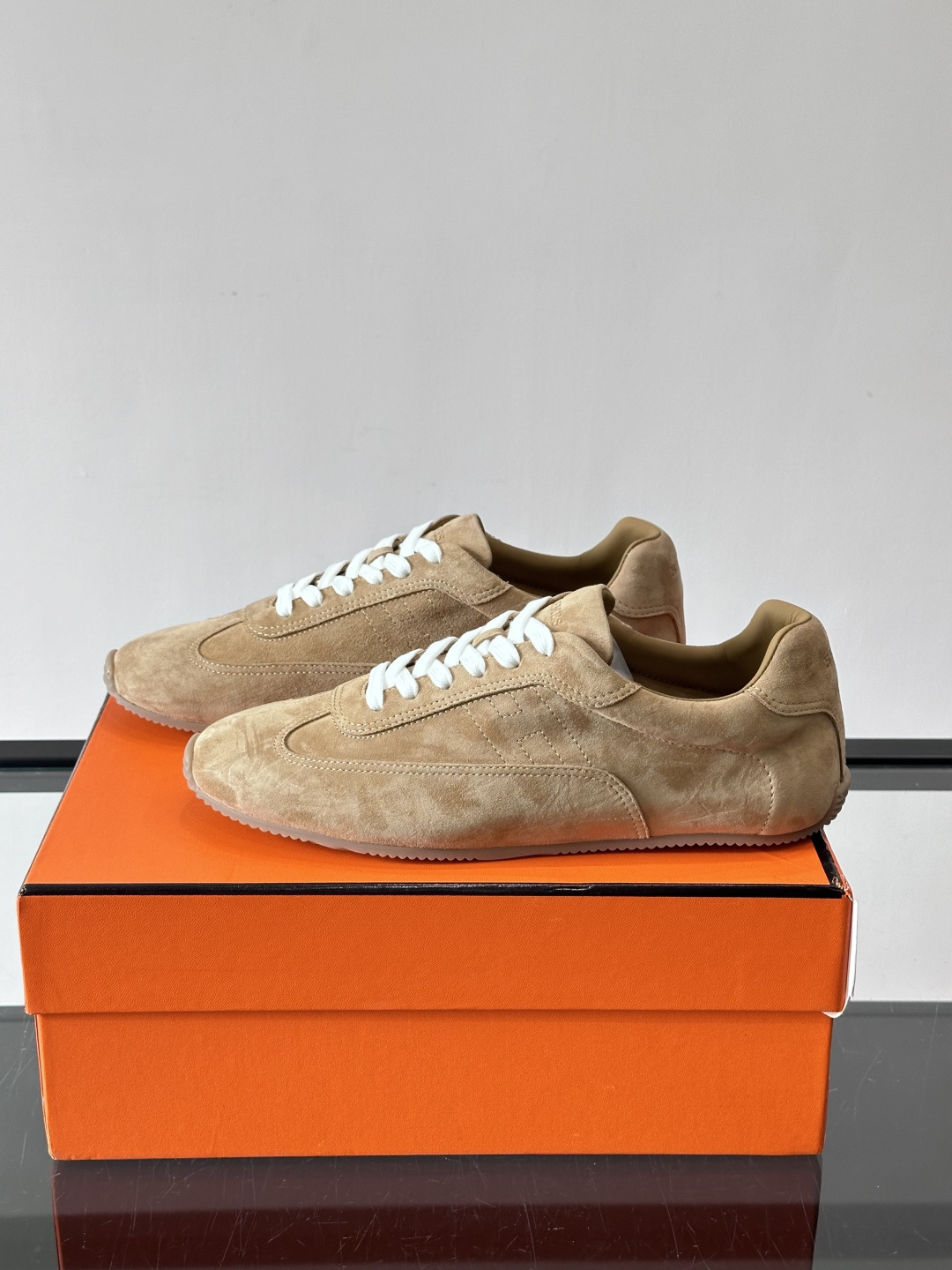 H🧡爱马仕麂皮德训鞋，复古设计+柔软麂皮，质感细腻又透气，日常穿搭超百搭！白色系带简约清新，黑色橡胶鞋底