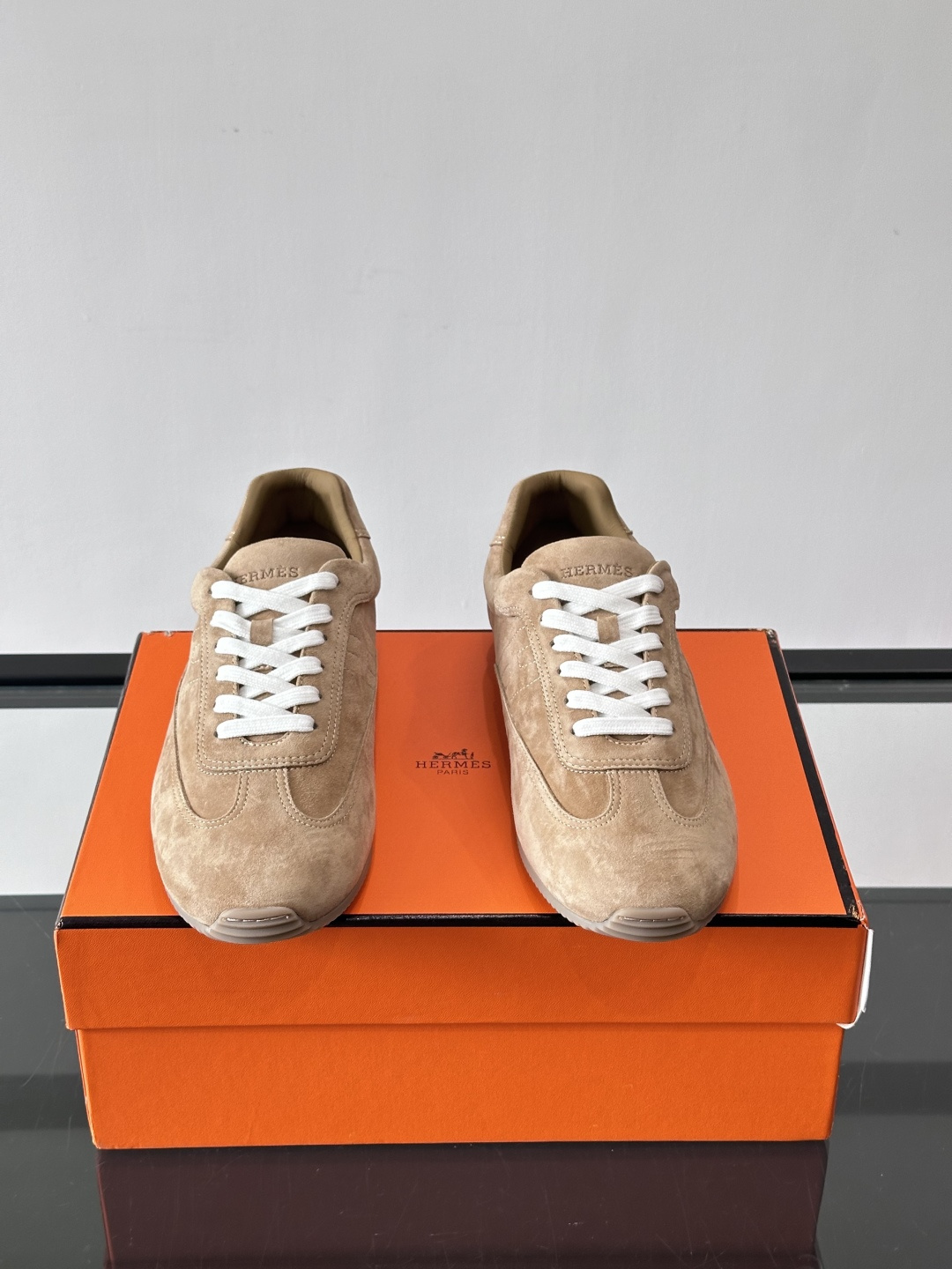H🧡爱马仕麂皮德训鞋，复古设计+柔软麂皮，质感细腻又透气，日常穿搭超百搭！白色系带简约清新，黑色橡胶鞋底