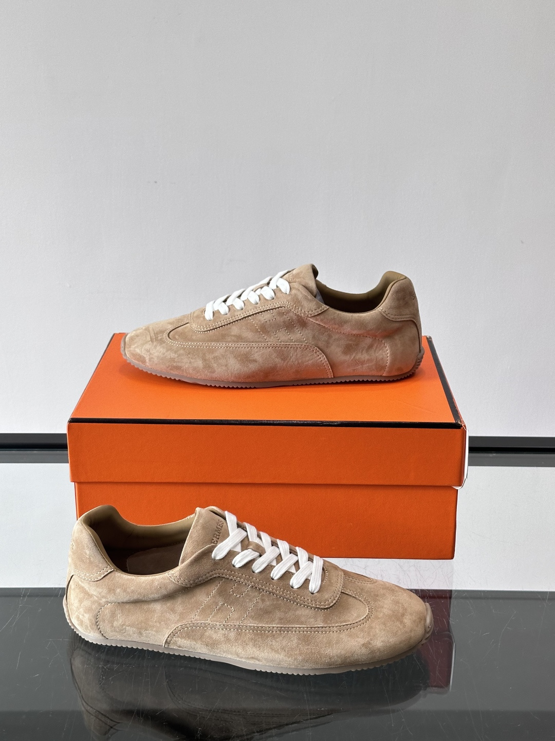 H🧡爱马仕麂皮德训鞋，复古设计+柔软麂皮，质感细腻又透气，日常穿搭超百搭！白色系带简约清新，黑色橡胶鞋底