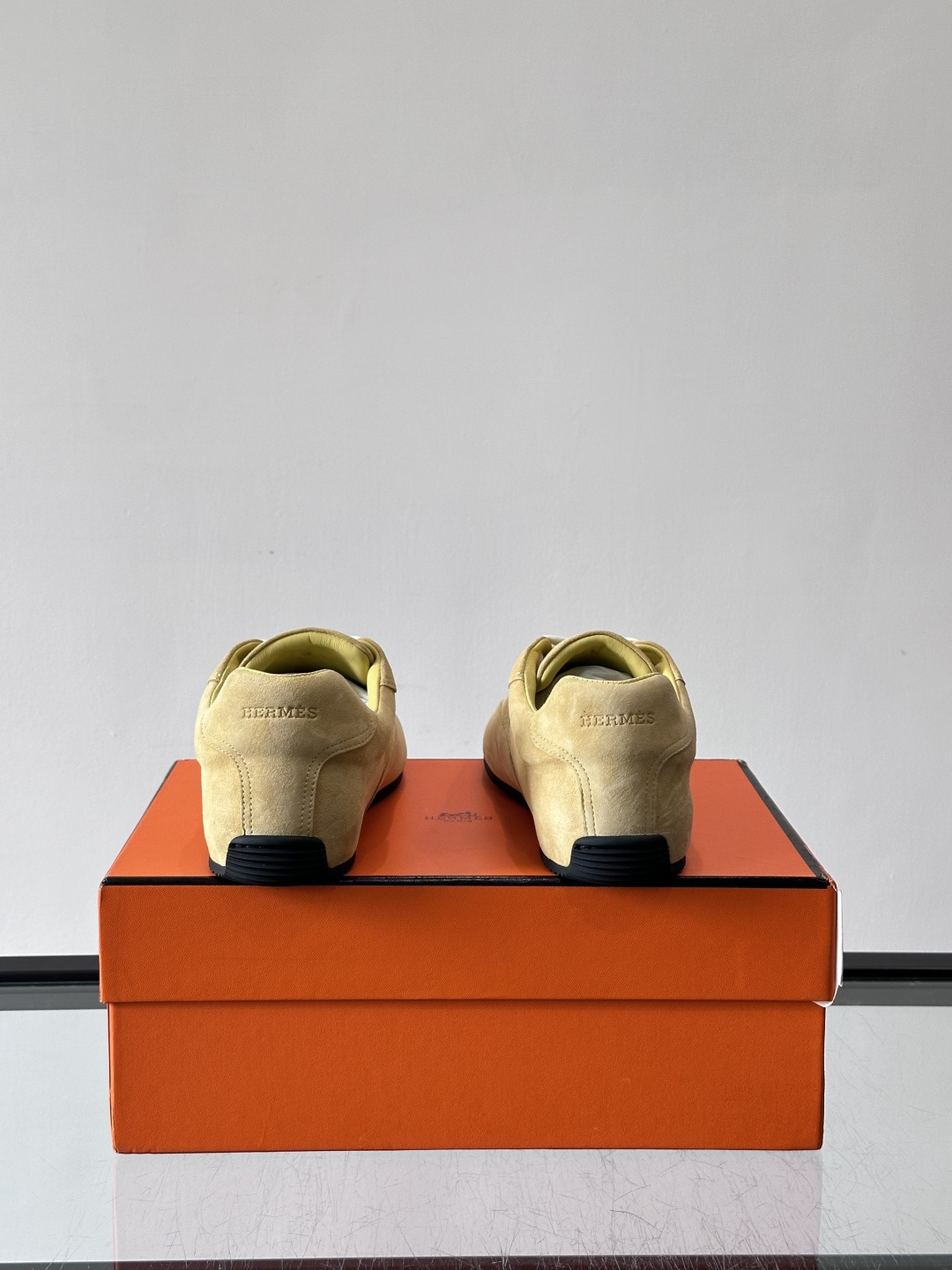 H🧡爱马仕麂皮德训鞋，复古设计+柔软麂皮，质感细腻又透气，日常穿搭超百搭！白色系带简约清新，黑色橡胶鞋底