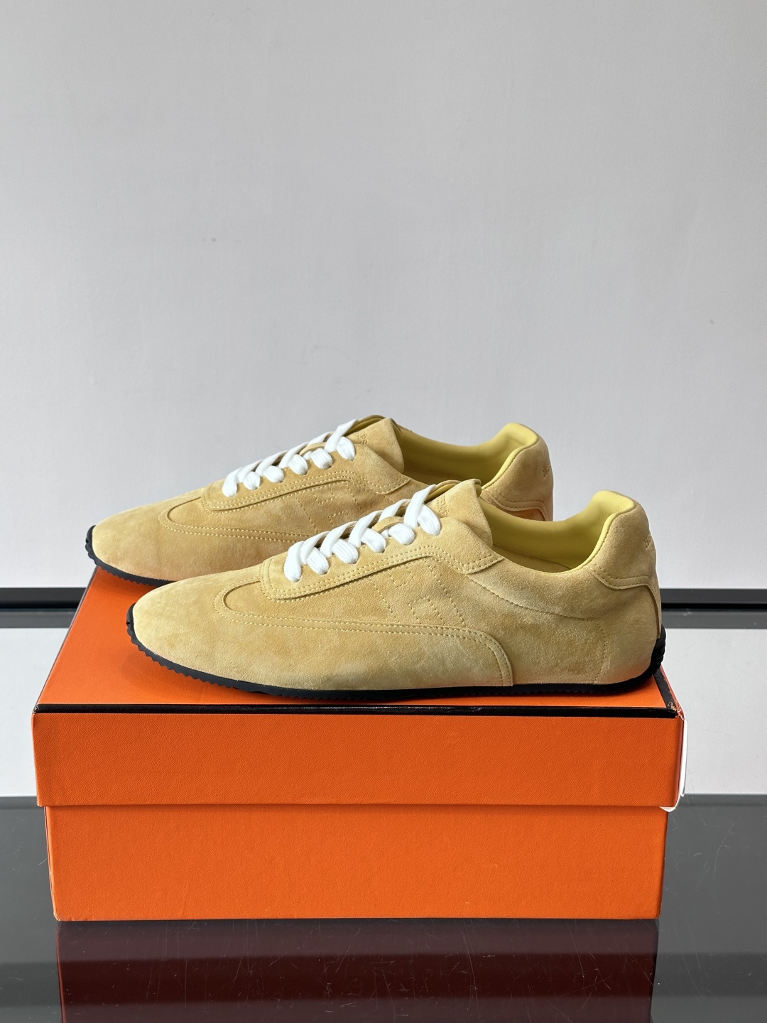 H🧡爱马仕麂皮德训鞋，复古设计+柔软麂皮，质感细腻又透气，日常穿搭超百搭！白色系带简约清新，黑色橡胶鞋底