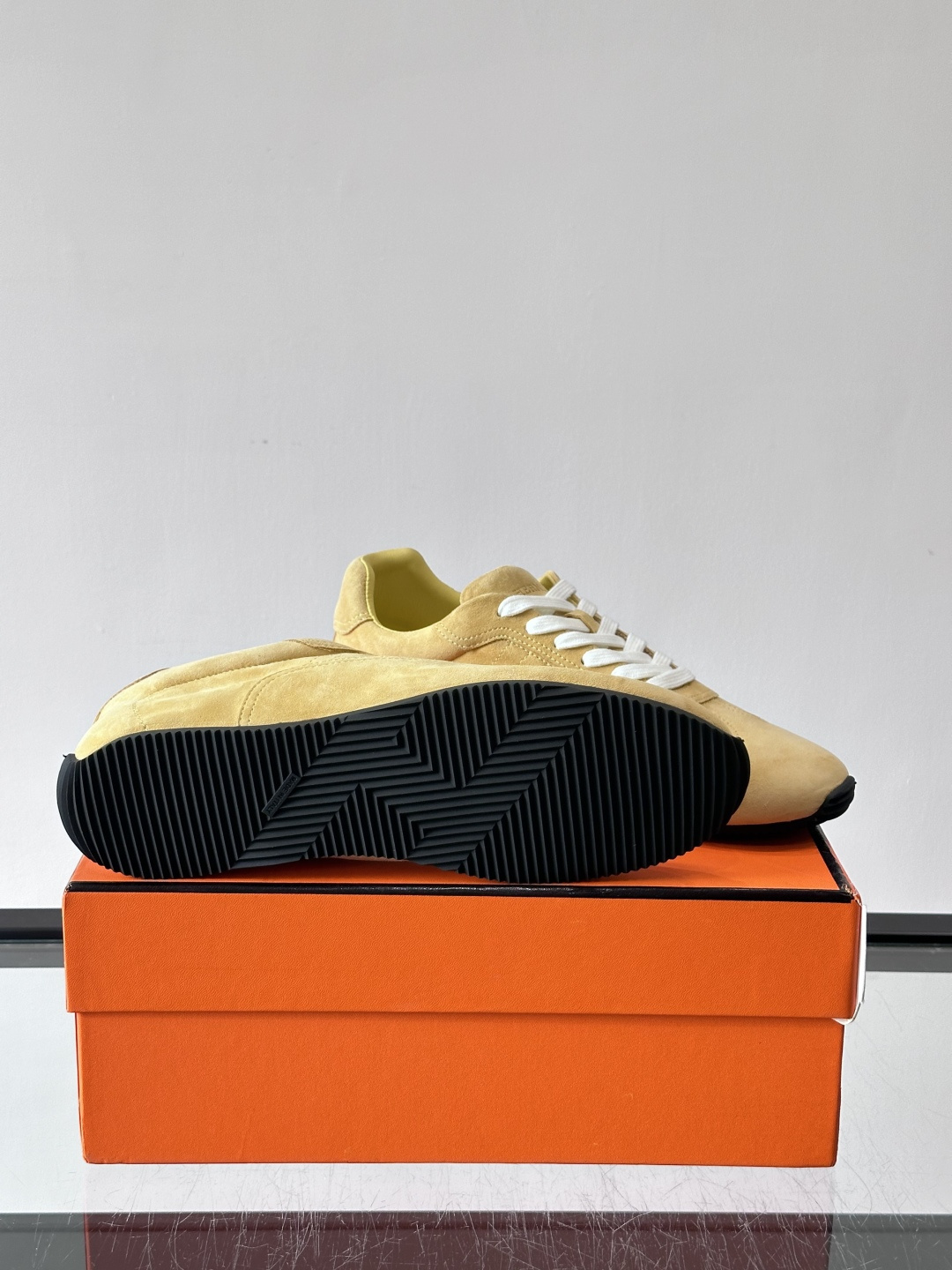 H🧡爱马仕麂皮德训鞋，复古设计+柔软麂皮，质感细腻又透气，日常穿搭超百搭！白色系带简约清新，黑色橡胶鞋底