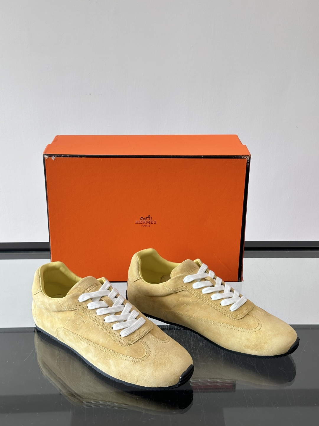 H🧡爱马仕麂皮德训鞋，复古设计+柔软麂皮，质感细腻又透气，日常穿搭超百搭！白色系带简约清新，黑色橡胶鞋底