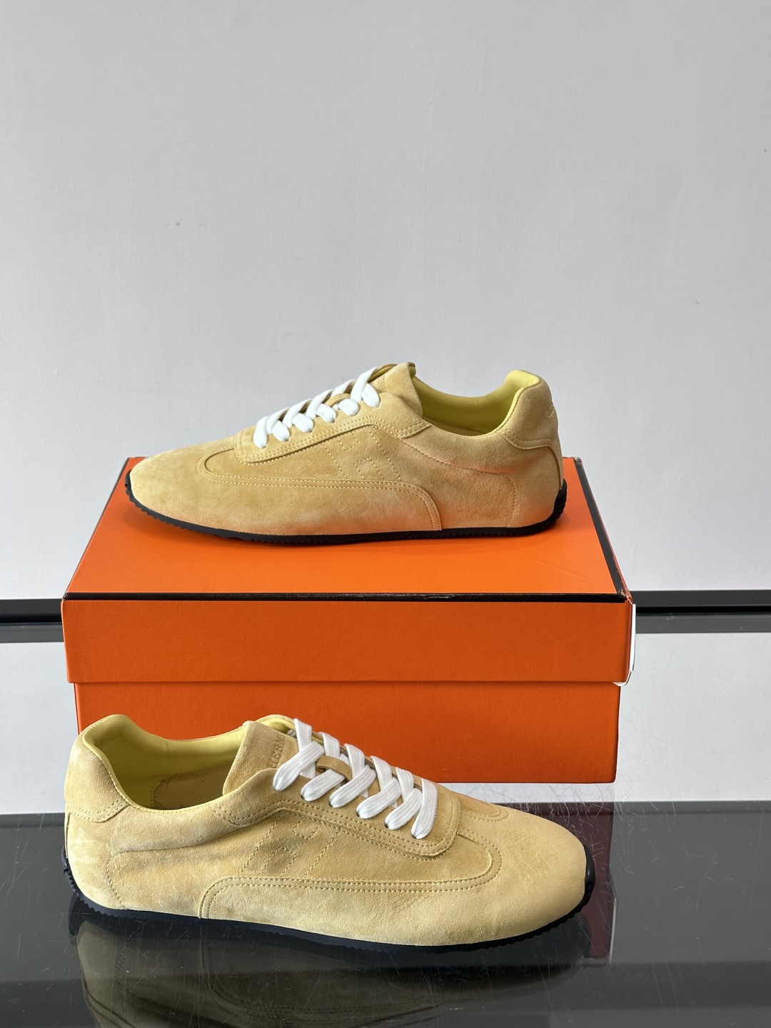 H🧡爱马仕麂皮德训鞋，复古设计+柔软麂皮，质感细腻又透气，日常穿搭超百搭！白色系带简约清新，黑色橡胶鞋底