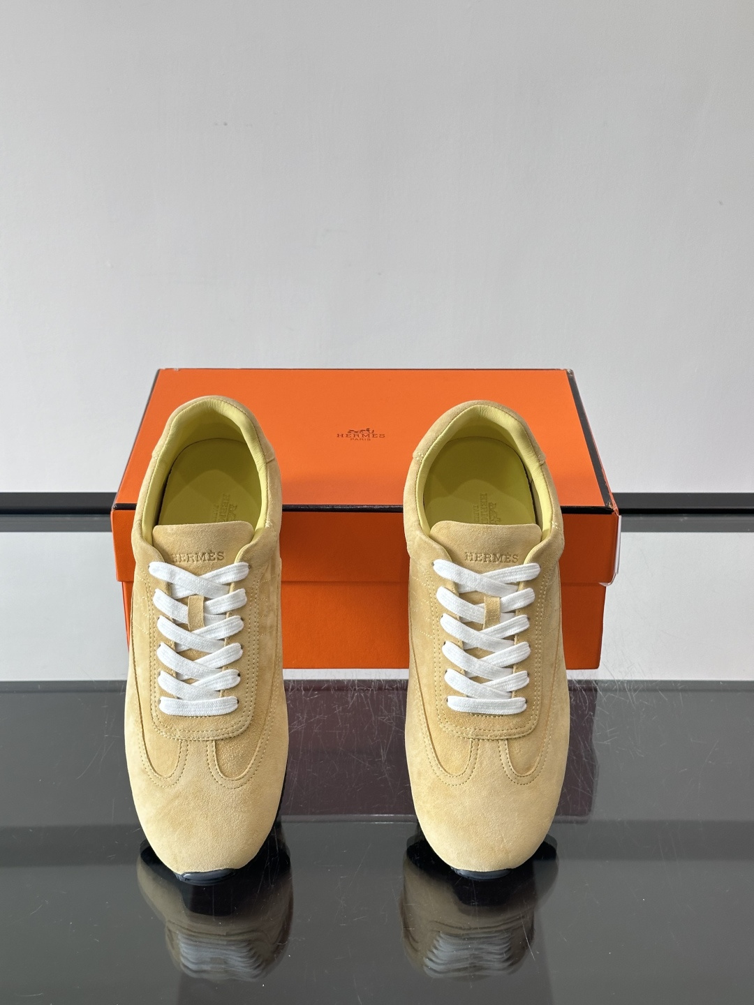 H🧡爱马仕麂皮德训鞋，复古设计+柔软麂皮，质感细腻又透气，日常穿搭超百搭！白色系带简约清新，黑色橡胶鞋底