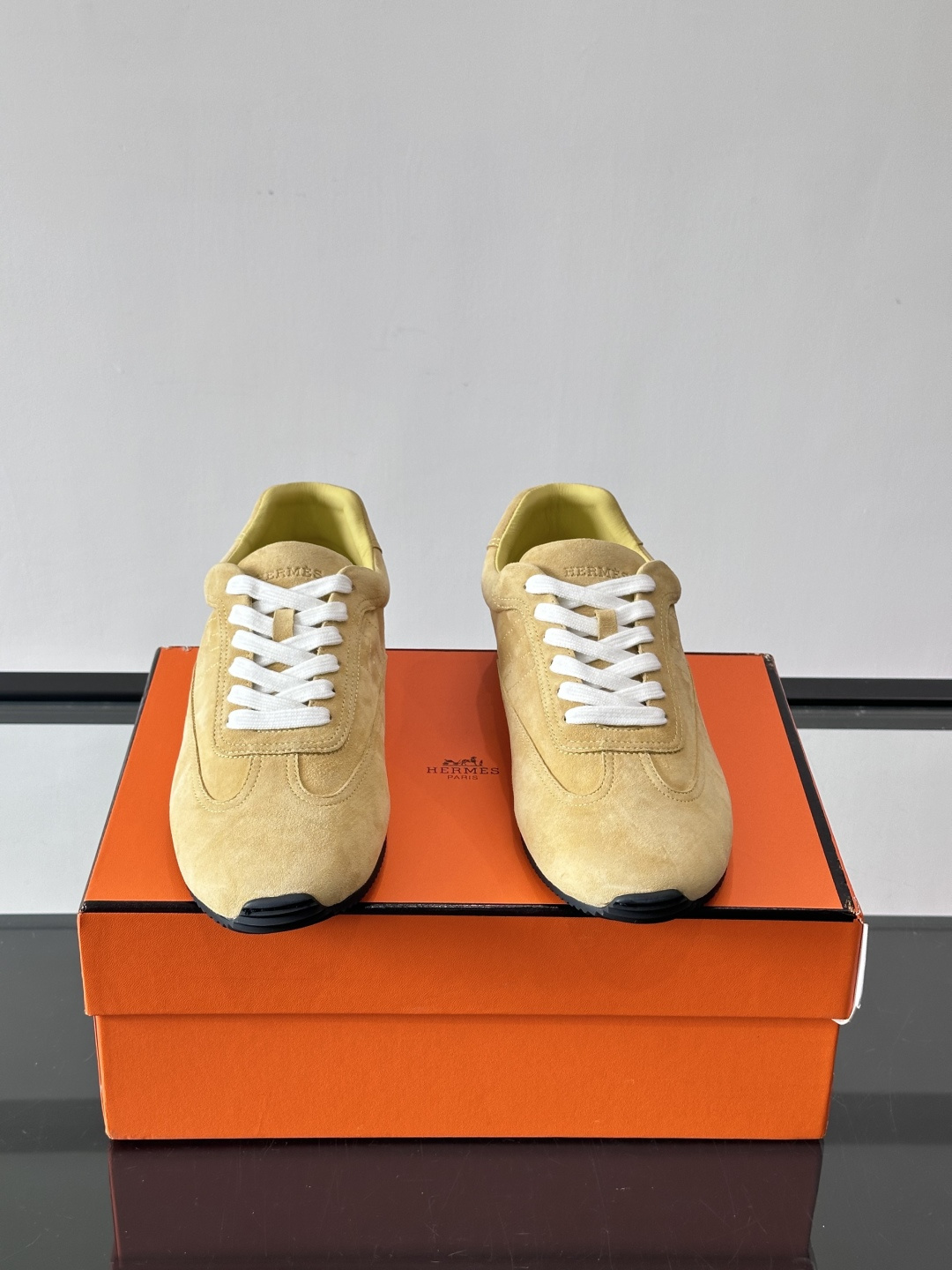H🧡爱马仕麂皮德训鞋，复古设计+柔软麂皮，质感细腻又透气，日常穿搭超百搭！白色系带简约清新，黑色橡胶鞋底