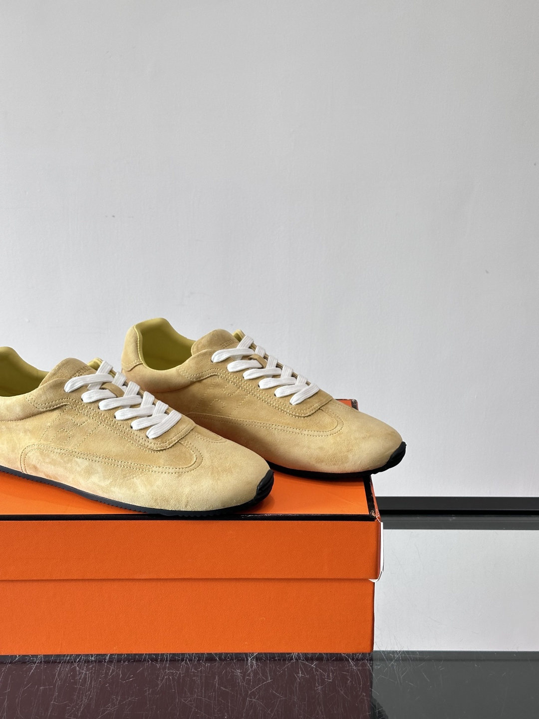 H🧡爱马仕麂皮德训鞋，复古设计+柔软麂皮，质感细腻又透气，日常穿搭超百搭！白色系带简约清新，黑色橡胶鞋底