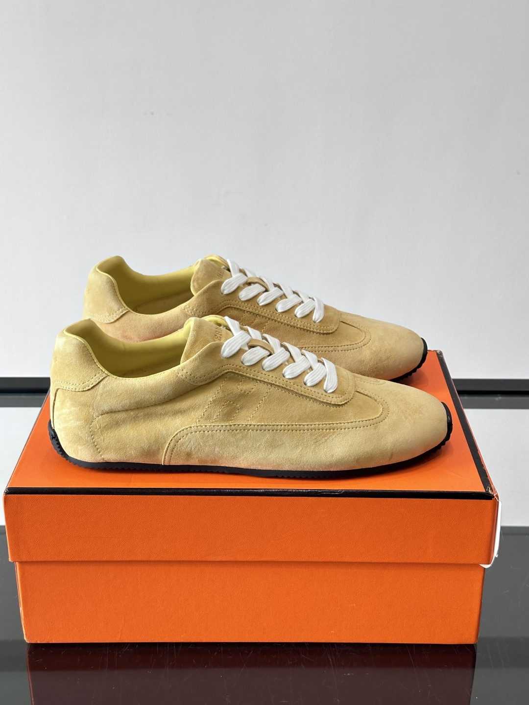 H🧡爱马仕麂皮德训鞋，复古设计+柔软麂皮，质感细腻又透气，日常穿搭超百搭！白色系带简约清新，黑色橡胶鞋底