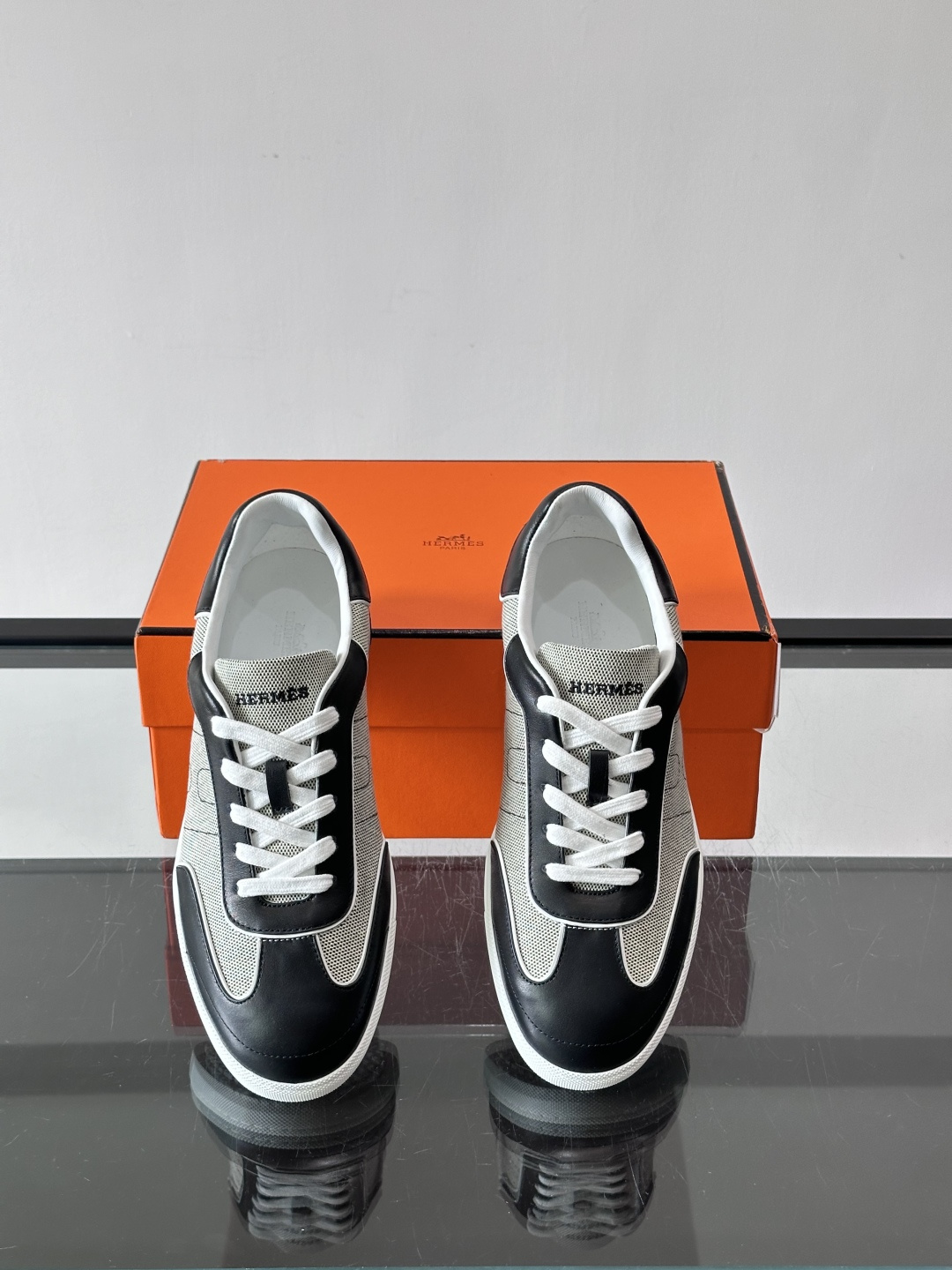 H爱马仕德训鞋采用头层牛皮，质感细腻耐用，鞋面搭配简约线条，复古又百搭✨。薄底设计轻便舒适，长时间走路也