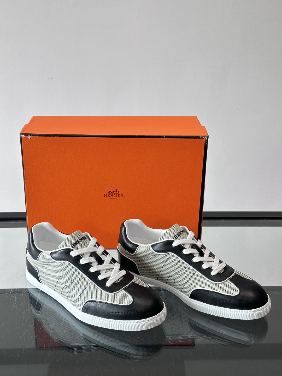 H爱马仕德训鞋采用头层牛皮，质感细腻耐用，鞋面搭配简约线条，复古又百搭✨。薄底设计轻便舒适，长时间走路也