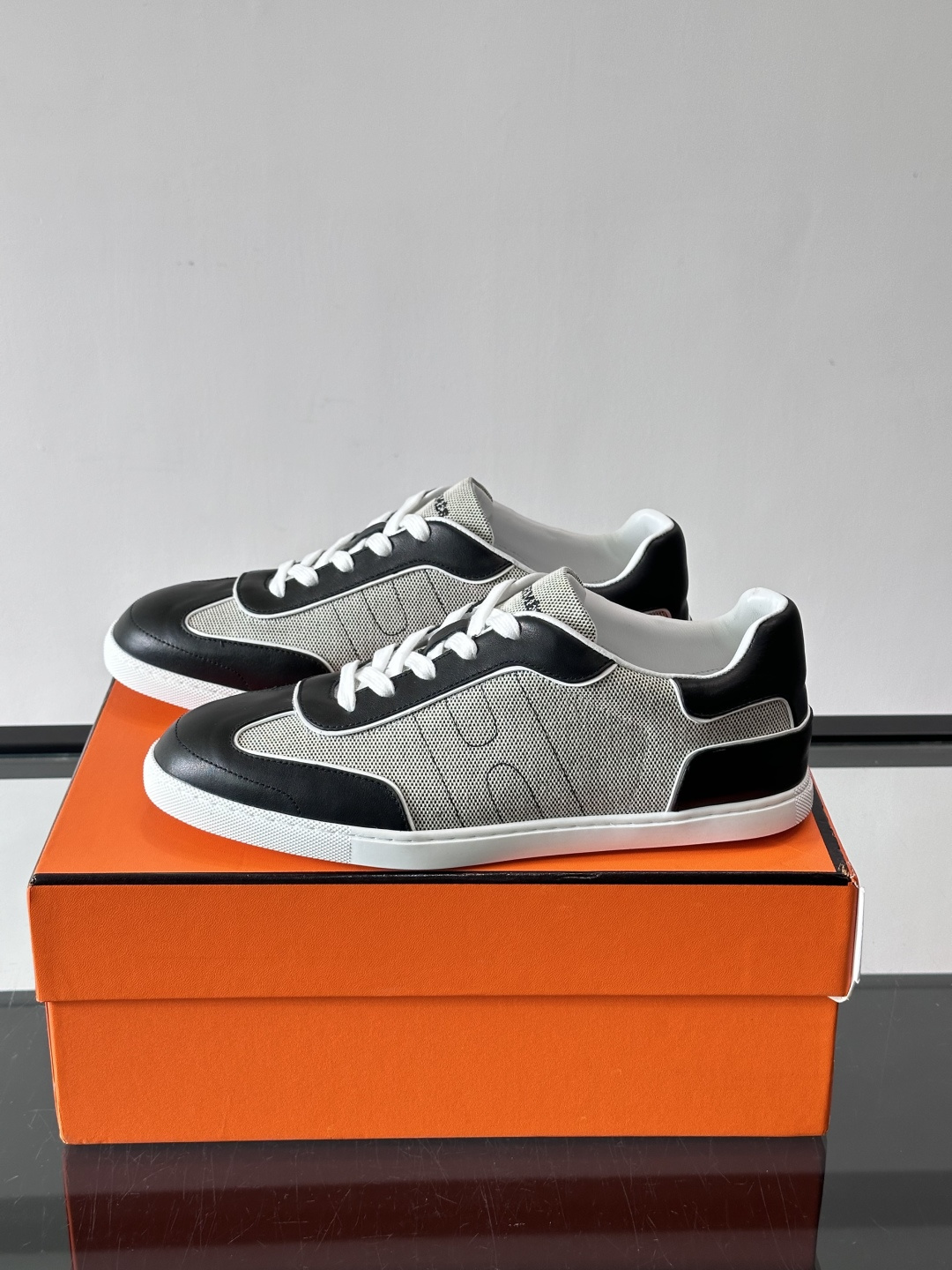 H爱马仕德训鞋采用头层牛皮，质感细腻耐用，鞋面搭配简约线条，复古又百搭✨。薄底设计轻便舒适，长时间走路也