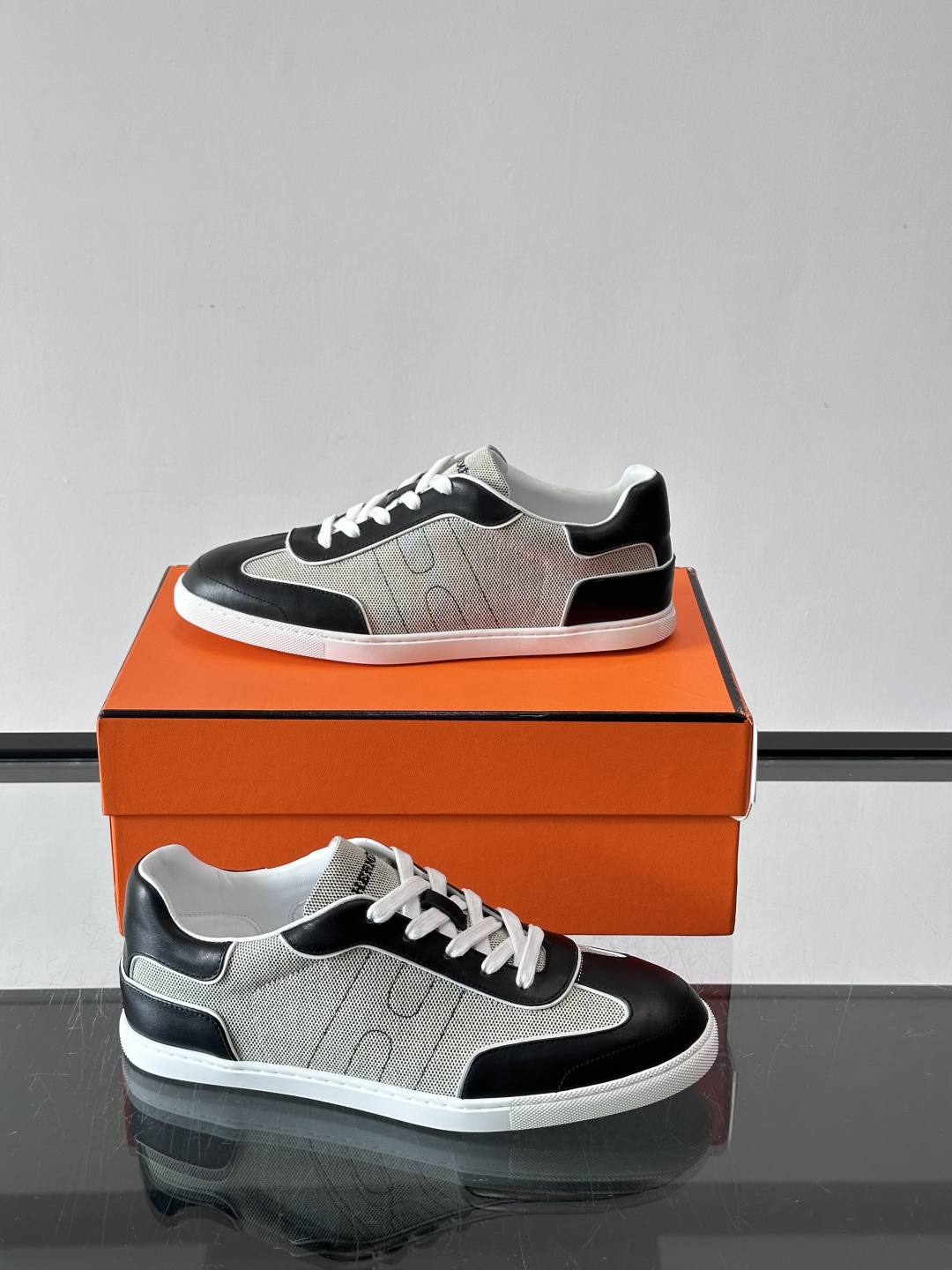 H爱马仕德训鞋采用头层牛皮，质感细腻耐用，鞋面搭配简约线条，复古又百搭✨。薄底设计轻便舒适，长时间走路也