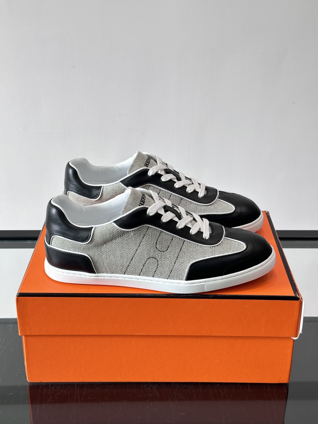 H爱马仕德训鞋采用头层牛皮，质感细腻耐用，鞋面搭配简约线条，复古又百搭✨。薄底设计轻便舒适，长时间走路也