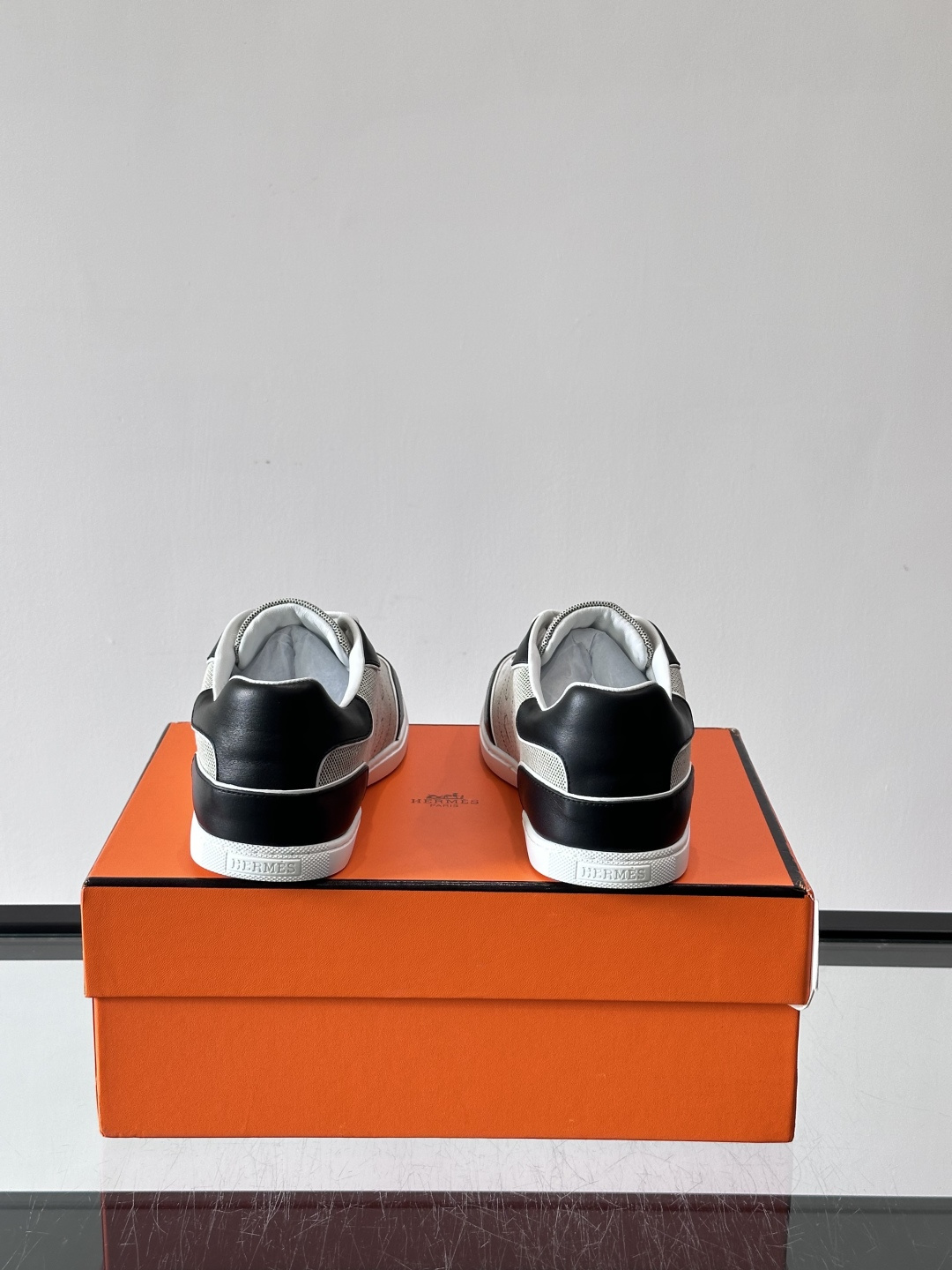 H爱马仕德训鞋采用头层牛皮，质感细腻耐用，鞋面搭配简约线条，复古又百搭✨。薄底设计轻便舒适，长时间走路也
