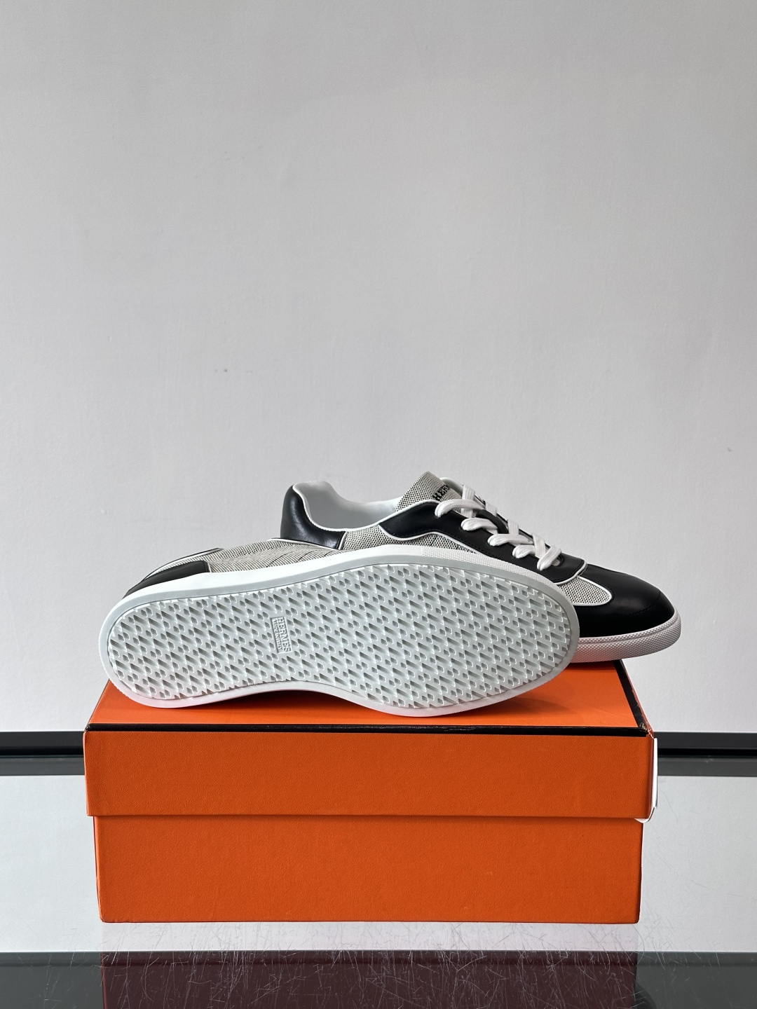 H爱马仕德训鞋采用头层牛皮，质感细腻耐用，鞋面搭配简约线条，复古又百搭✨。薄底设计轻便舒适，长时间走路也