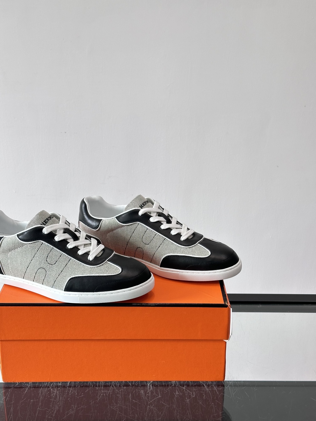 H爱马仕德训鞋采用头层牛皮，质感细腻耐用，鞋面搭配简约线条，复古又百搭✨。薄底设计轻便舒适，长时间走路也