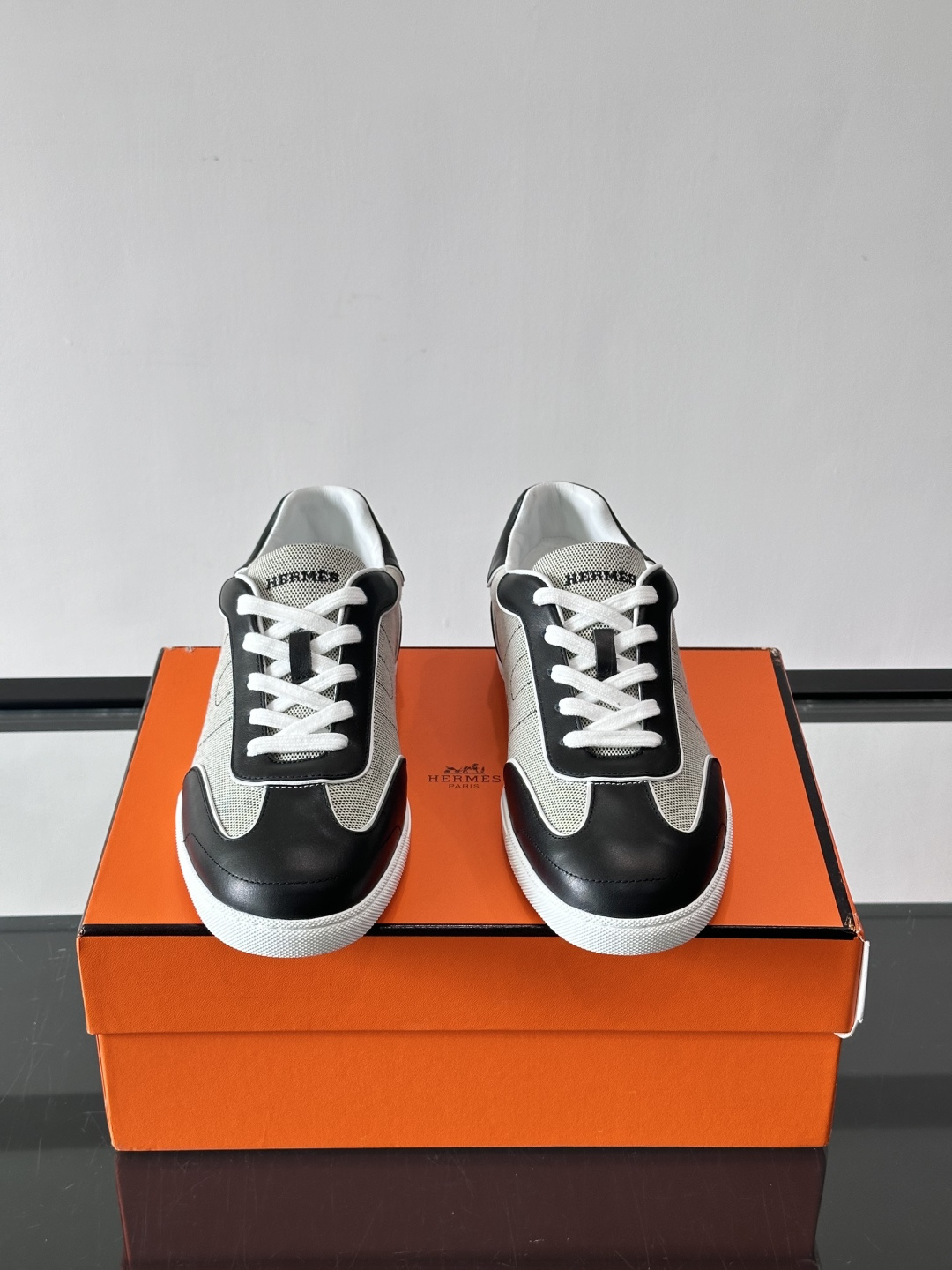 H爱马仕德训鞋采用头层牛皮，质感细腻耐用，鞋面搭配简约线条，复古又百搭✨。薄底设计轻便舒适，长时间走路也