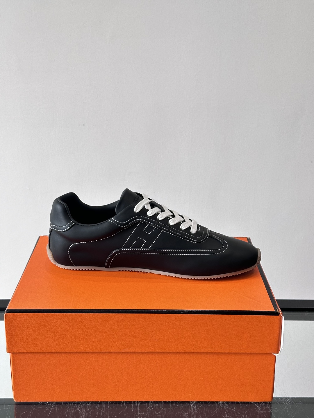 H爱马仕德训鞋采用头层牛皮，质感细腻耐用，鞋面搭配简约线条，复古又百搭✨。薄底设计轻便舒适，长时间走路也