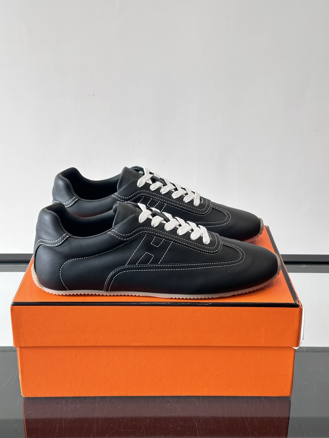 H爱马仕德训鞋采用头层牛皮，质感细腻耐用，鞋面搭配简约线条，复古又百搭✨。薄底设计轻便舒适，长时间走路也