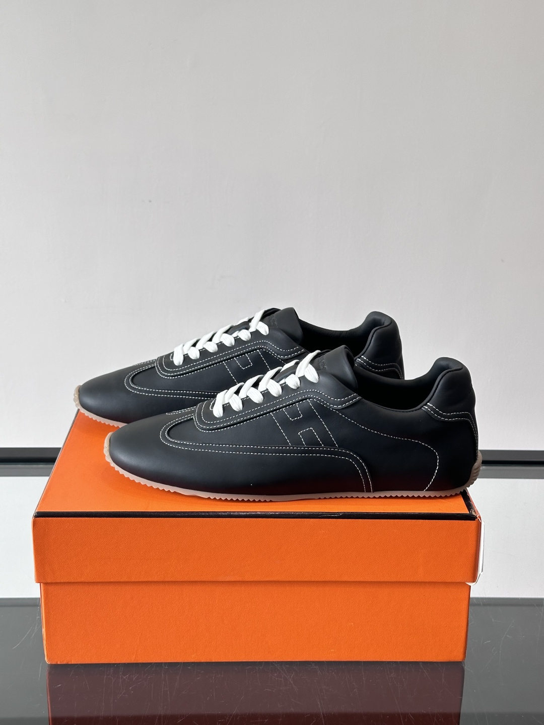 H爱马仕德训鞋采用头层牛皮，质感细腻耐用，鞋面搭配简约线条，复古又百搭✨。薄底设计轻便舒适，长时间走路也