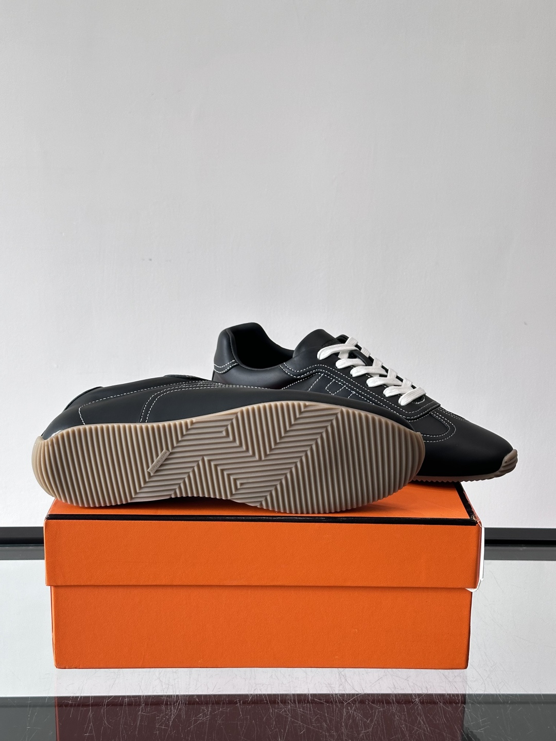 H爱马仕德训鞋采用头层牛皮，质感细腻耐用，鞋面搭配简约线条，复古又百搭✨。薄底设计轻便舒适，长时间走路也