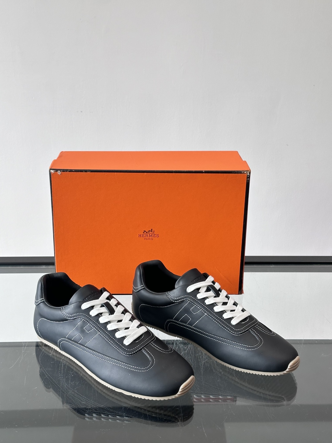 H爱马仕德训鞋采用头层牛皮，质感细腻耐用，鞋面搭配简约线条，复古又百搭✨。薄底设计轻便舒适，长时间走路也