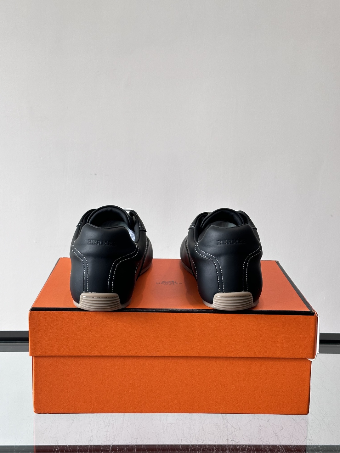 H爱马仕德训鞋采用头层牛皮，质感细腻耐用，鞋面搭配简约线条，复古又百搭✨。薄底设计轻便舒适，长时间走路也