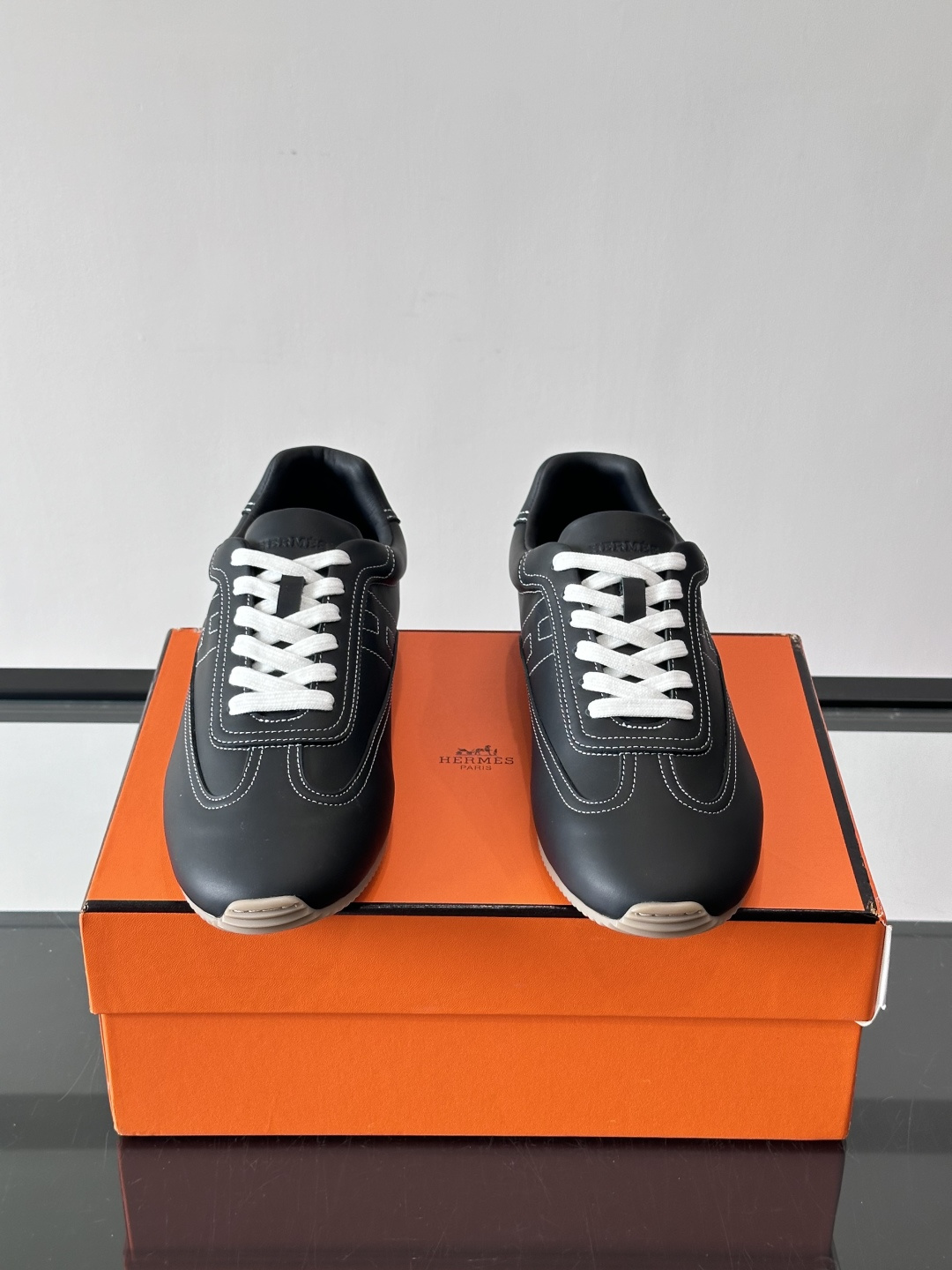 H爱马仕德训鞋采用头层牛皮，质感细腻耐用，鞋面搭配简约线条，复古又百搭✨。薄底设计轻便舒适，长时间走路也