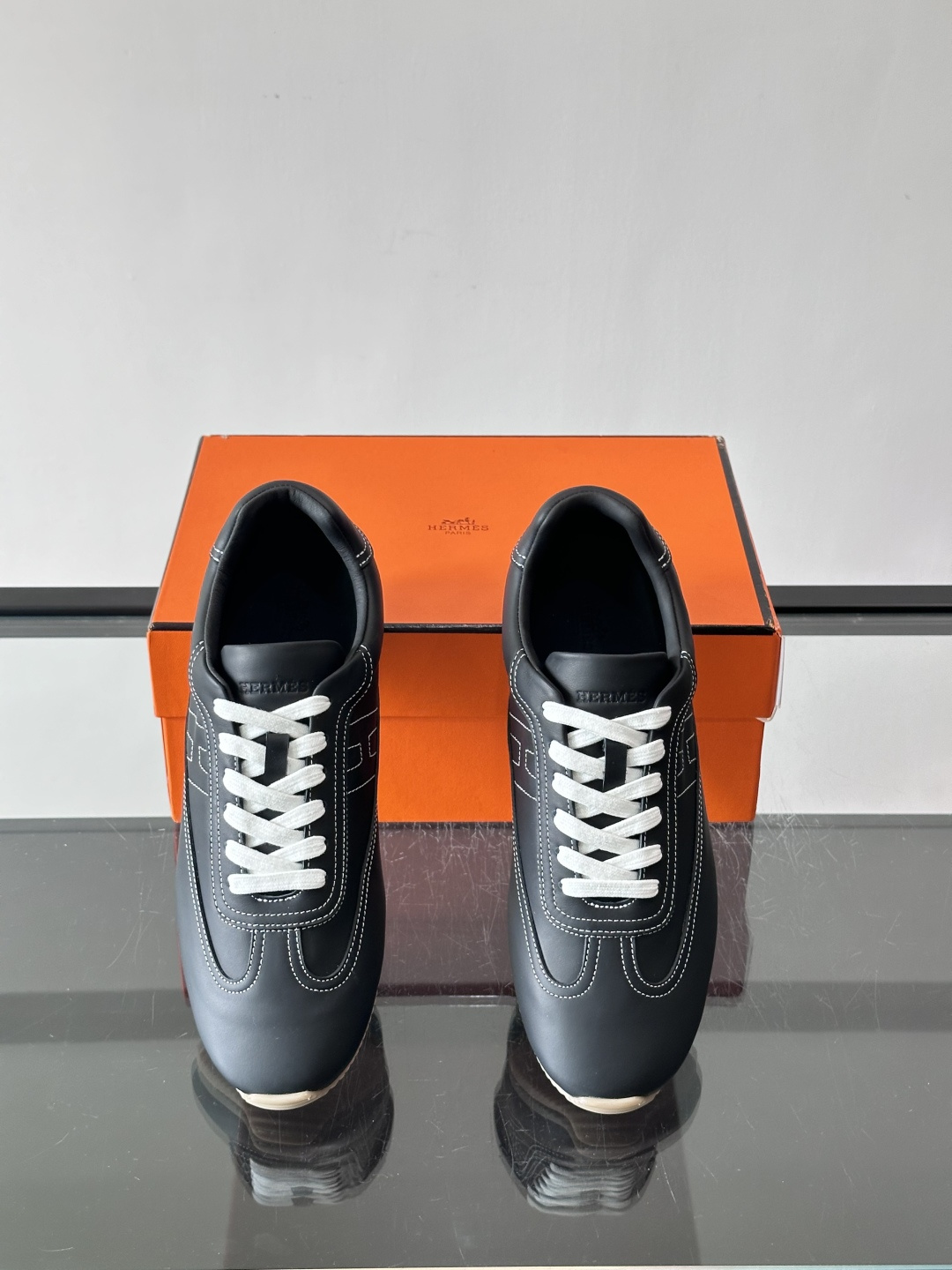 H爱马仕德训鞋采用头层牛皮，质感细腻耐用，鞋面搭配简约线条，复古又百搭✨。薄底设计轻便舒适，长时间走路也
