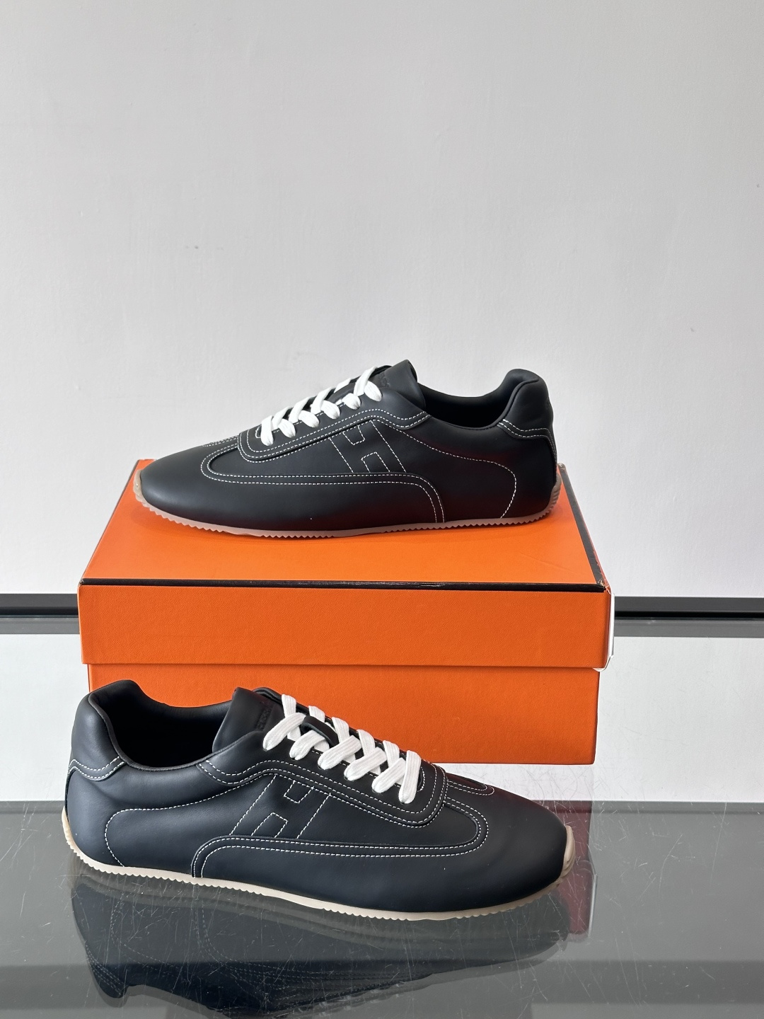 H爱马仕德训鞋采用头层牛皮，质感细腻耐用，鞋面搭配简约线条，复古又百搭✨。薄底设计轻便舒适，长时间走路也