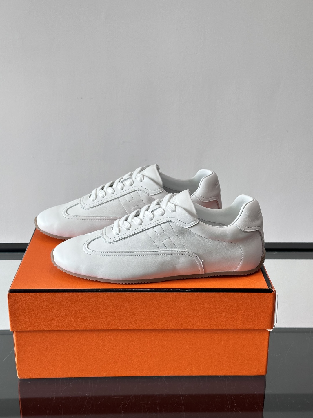 H爱马仕德训鞋采用头层牛皮，质感细腻耐用，鞋面搭配简约线条，复古又百搭✨。薄底设计轻便舒适，长时间走路也