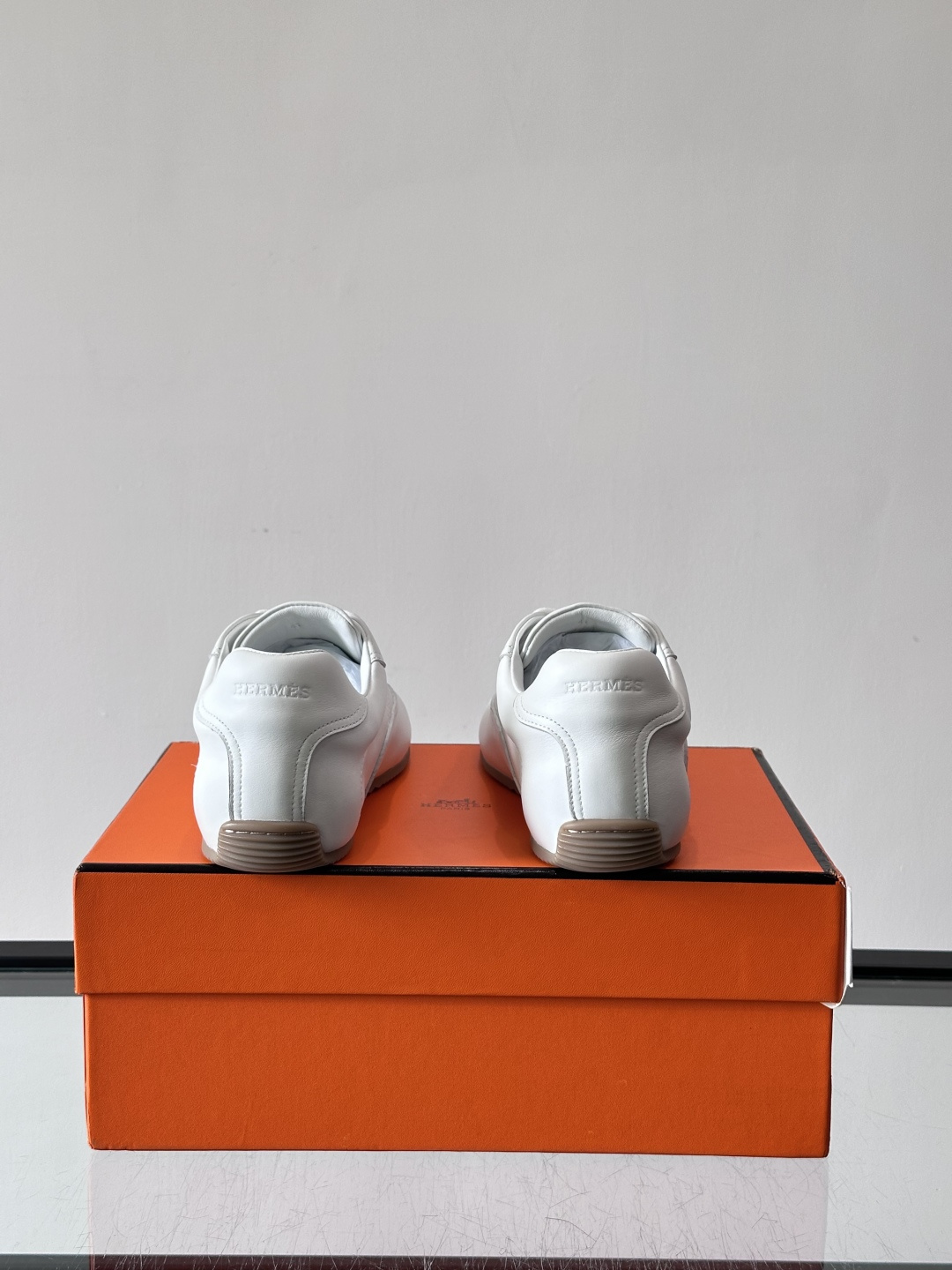 H爱马仕德训鞋采用头层牛皮，质感细腻耐用，鞋面搭配简约线条，复古又百搭✨。薄底设计轻便舒适，长时间走路也