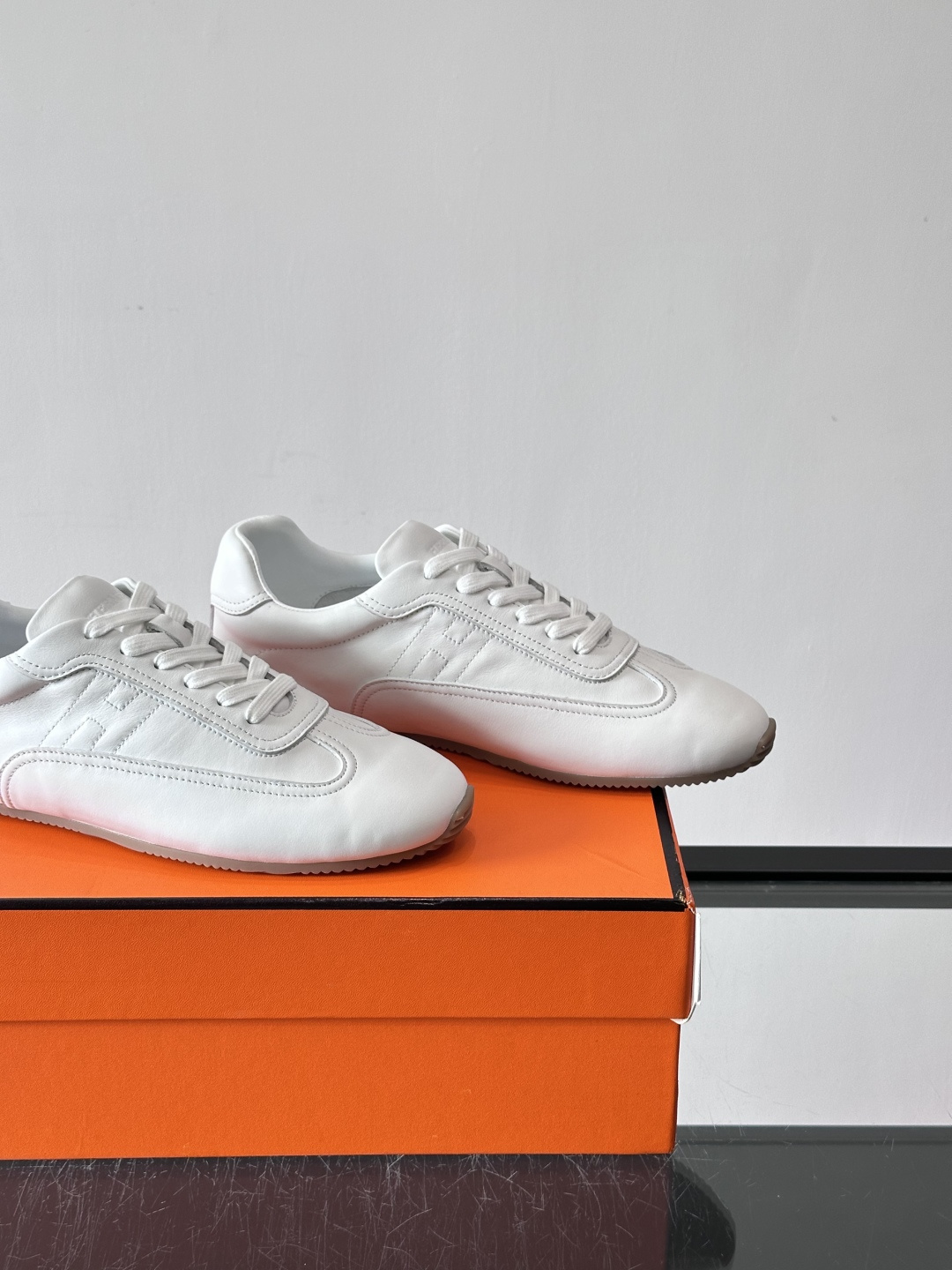 H爱马仕德训鞋采用头层牛皮，质感细腻耐用，鞋面搭配简约线条，复古又百搭✨。薄底设计轻便舒适，长时间走路也