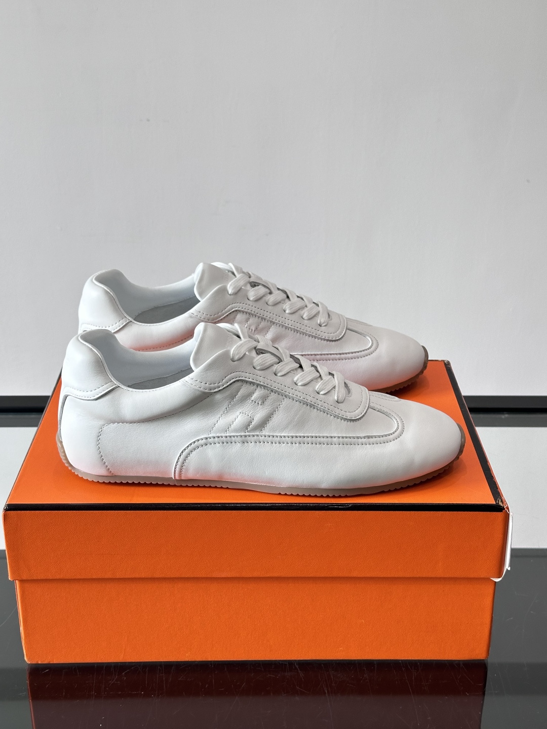 H爱马仕德训鞋采用头层牛皮，质感细腻耐用，鞋面搭配简约线条，复古又百搭✨。薄底设计轻便舒适，长时间走路也