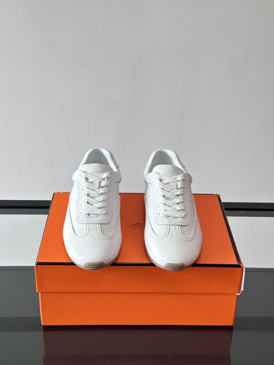 H爱马仕德训鞋采用头层牛皮，质感细腻耐用，鞋面搭配简约线条，复古又百搭✨。薄底设计轻便舒适，长时间走路也