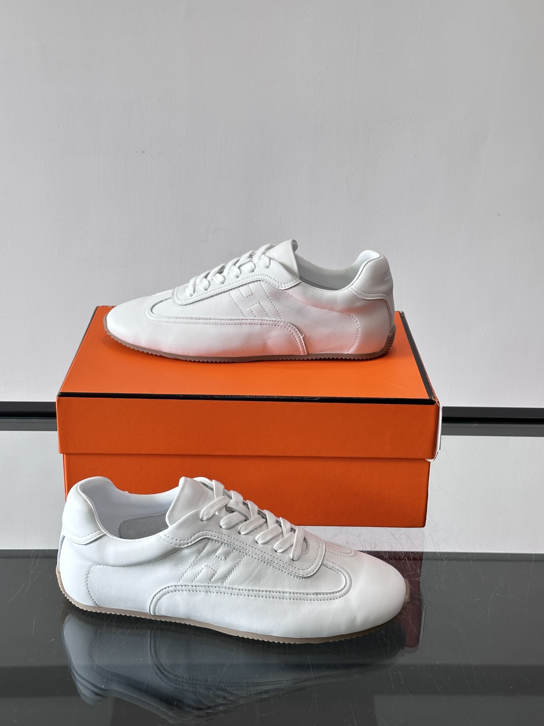 H爱马仕德训鞋采用头层牛皮，质感细腻耐用，鞋面搭配简约线条，复古又百搭✨。薄底设计轻便舒适，长时间走路也