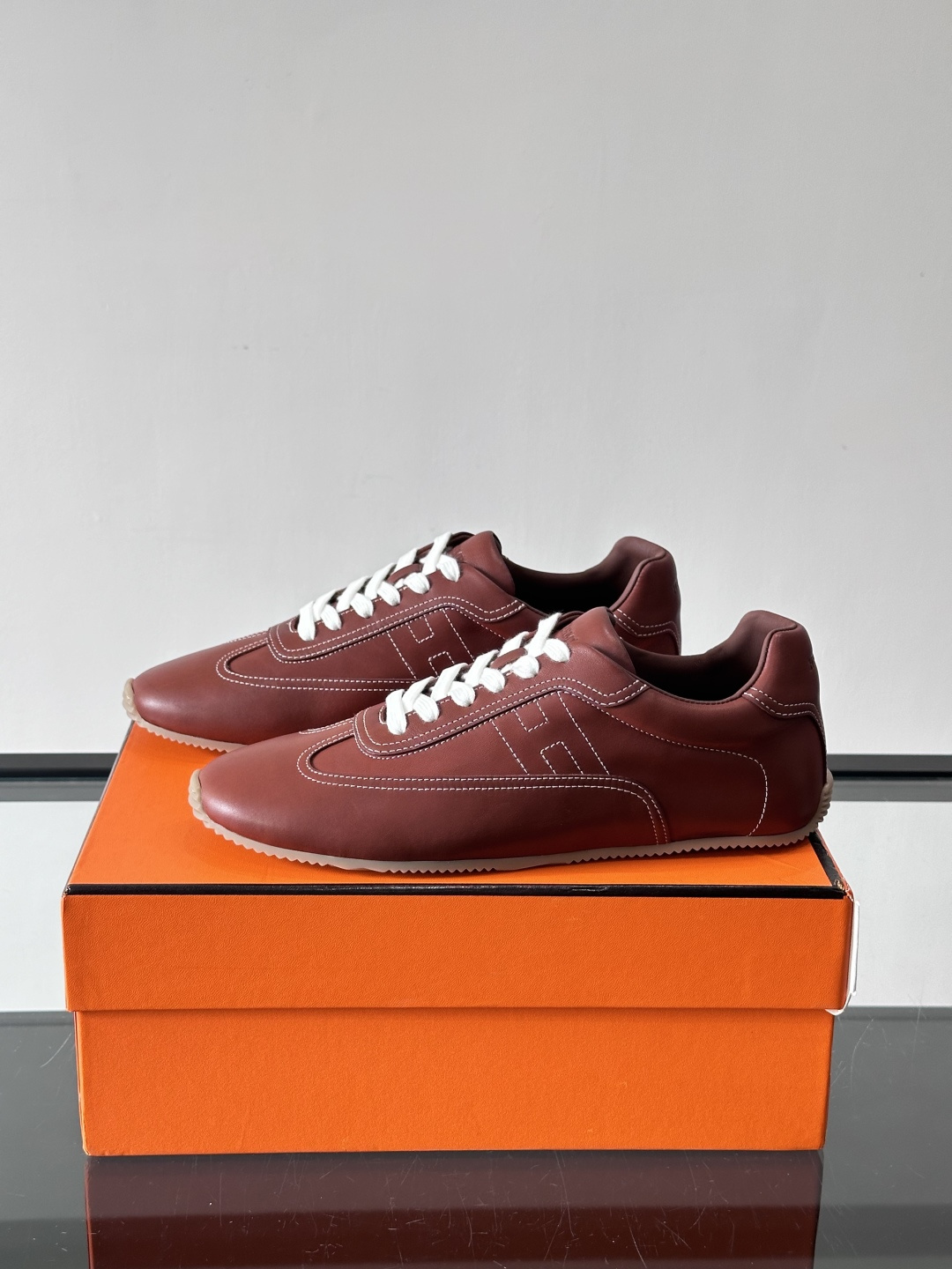 H爱马仕德训鞋采用头层牛皮，质感细腻耐用，鞋面搭配简约线条，复古又百搭✨。薄底设计轻便舒适，长时间走路也