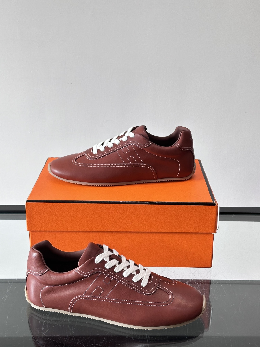 H爱马仕德训鞋采用头层牛皮，质感细腻耐用，鞋面搭配简约线条，复古又百搭✨。薄底设计轻便舒适，长时间走路也