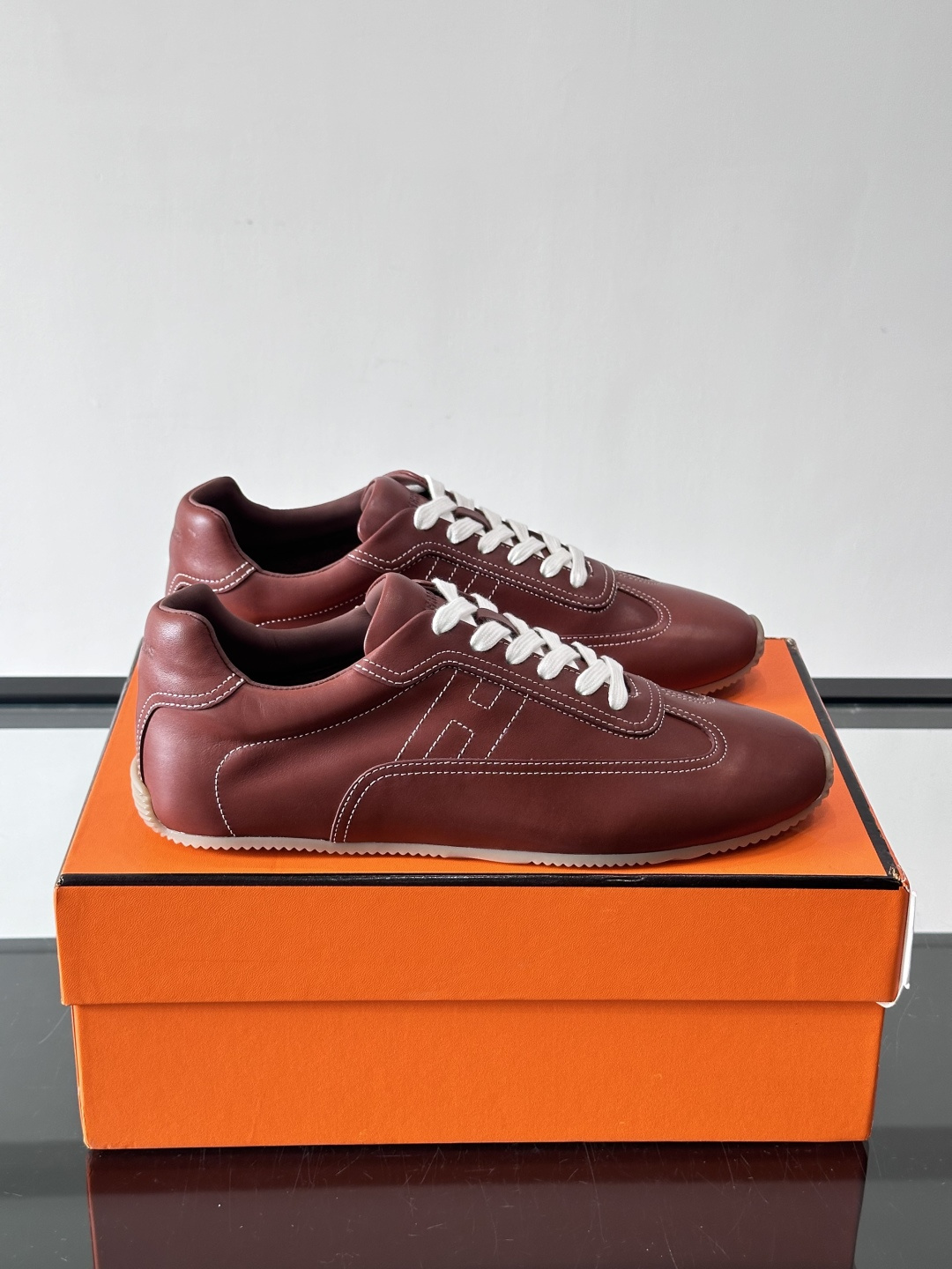 H爱马仕德训鞋采用头层牛皮，质感细腻耐用，鞋面搭配简约线条，复古又百搭✨。薄底设计轻便舒适，长时间走路也