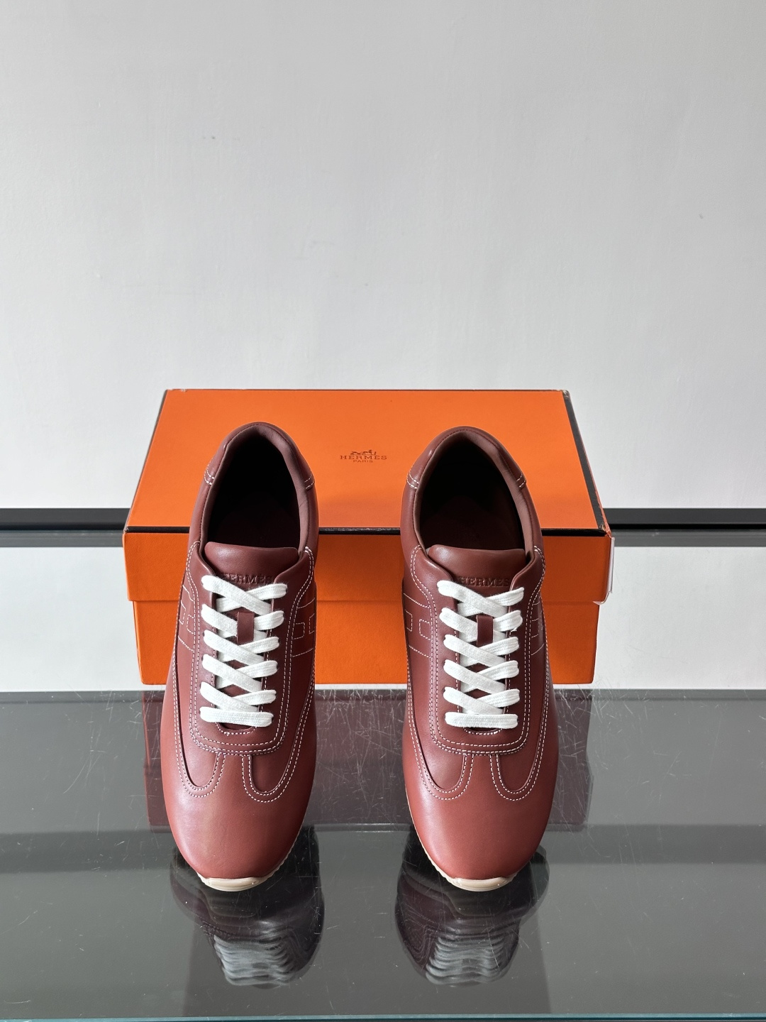 H爱马仕德训鞋采用头层牛皮，质感细腻耐用，鞋面搭配简约线条，复古又百搭✨。薄底设计轻便舒适，长时间走路也