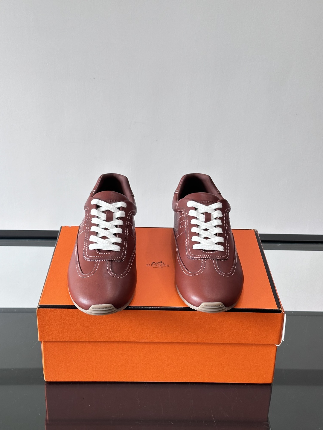 H爱马仕德训鞋采用头层牛皮，质感细腻耐用，鞋面搭配简约线条，复古又百搭✨。薄底设计轻便舒适，长时间走路也