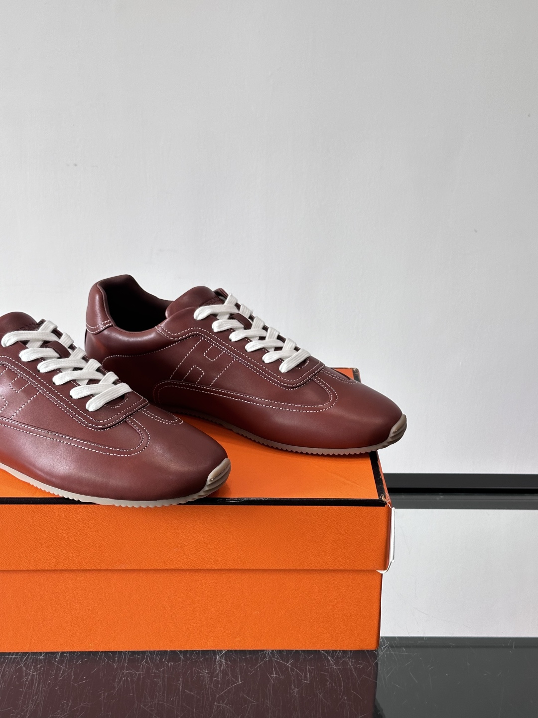 H爱马仕德训鞋采用头层牛皮，质感细腻耐用，鞋面搭配简约线条，复古又百搭✨。薄底设计轻便舒适，长时间走路也