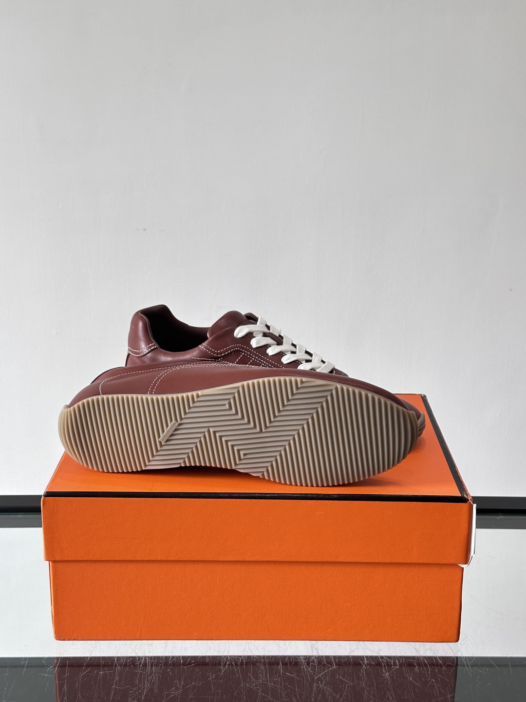 H爱马仕德训鞋采用头层牛皮，质感细腻耐用，鞋面搭配简约线条，复古又百搭✨。薄底设计轻便舒适，长时间走路也