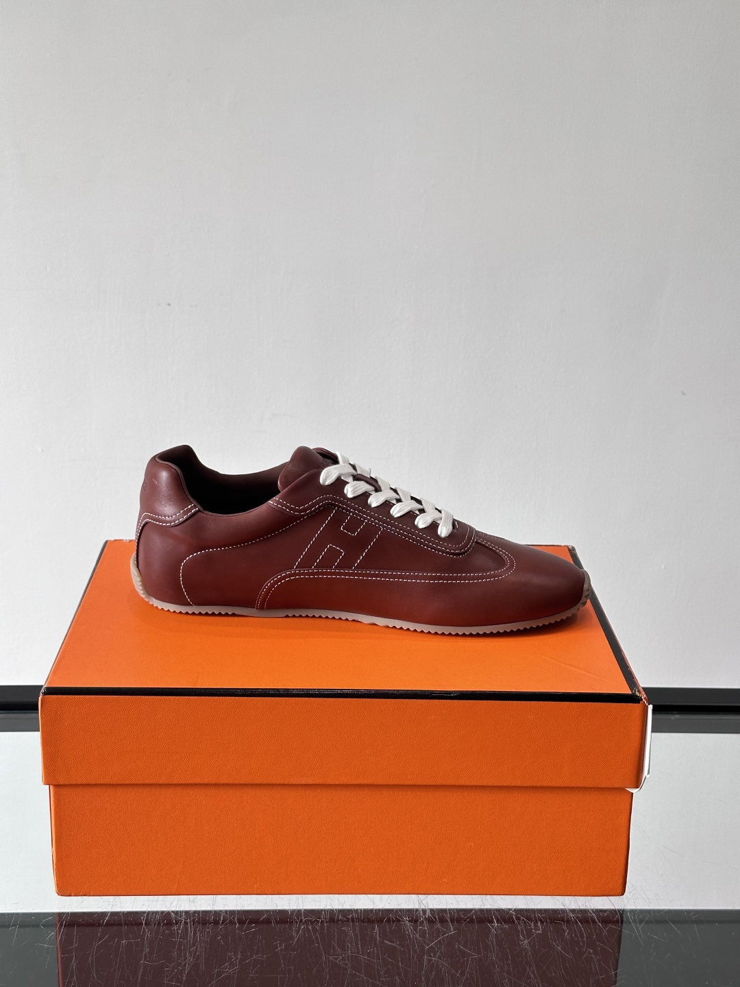 H爱马仕德训鞋采用头层牛皮，质感细腻耐用，鞋面搭配简约线条，复古又百搭✨。薄底设计轻便舒适，长时间走路也